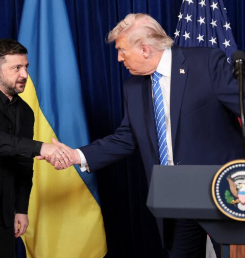 Zelenski sostiene nuevas pláticas con enviados de EEUU En el Foco Internacional. Las nuevas conversaciones se produjeron después de que Zelenski afirmara que el conflicto parecía destinado a continuar durante el invierno, tras unas primeras reuniones con los enviados estadounidenses Steve Witkoff y Jared Kushner. El presidente de Ucrania, Volodímir Zelenski (derecha), el enviado especial de EE. UU., Steve Witkoff (centro), y el yerno del presidente estadounidense Donald Trump, Jared Kushner (izquierda), llegan a una rueda de prensa conjunta tras sus conversaciones en Kiev el 6 de septiembre de 2026. El presidente de Ucrania, Volodímir Zelenski (derecha), el enviado especial de EE. UU, llegan a una rueda de prensa conjunta tras sus conversaciones en Kiev el 6 de septiembre de 2026.AFP Los enviados de Estados Unidos presentaron a Kiev nuevas propuestas para poner fin a la guerra con Rusia, y están en curso nuevas reuniones con el mandatario Volodimir Zelenski, dijo a la AFP el domingo un alto responsable de la presidencia ucraniana. Las nuevas conversaciones se produjeron después de que Zelenski afirmara que el conflicto parecía destinado a continuar durante el invierno, tras unas primeras reuniones con los enviados estadounidenses Steve Witkoff y Jared Kushner. Pero el alto funcionario de la presidencia dijo a la AFP que "no es lo mismo que antes". Agregó que "esta vez es más efectiva", refiriéndose a la propuesta. "Siguen hablando. De hecho, esta es la parte más importante. Ahora están los tres", señaló. Más temprano el domingo, tanto Witkoff como Zelenski habían ofrecido valoraciones optimistas de las conversaciones, aunque ninguno anunció ningún avance hacia el fin del conflicto. Witkoff, un empresario cercano al presidente estadounidense Donald Trump, y Kushner, yerno del republicano, viajaron por primera vez a Kiev como parte de los esfuerzos de Estados Unidos para terminar con la guerra. La visita del domingo a Kiev fue la primera a la capital ucraniana, que lleva soportando mortíferos ataques rusos desde hace más de cuatro años. "Esperamos mucho poder llegar a acuerdos con nuestros socios estadounidenses, y contamos con el apoyo de nuestros socios europeos —si la guerra continúa en invierno, y así es como se ve por el momento—, pero aún así, los equipos hoy tienen una valoración positiva de nuestras perspectivas futuras", dijo Zelenski a los periodistas. Con motivo de esta ronda de conversaciones, el presidente Vladimir Putin decretó el cese de los bombardeos sobre Kiev durante tres días, desde el sábado hasta el lunes inclusive, y afirmó que garantizará la seguridad de los emisarios. Ucrania también anunció la suspensión de los ataques contra Moscú durante ese período. Más temprano, Witkoff declaró que tuvo un encuentro muy "significativo, sustancioso, importante" con Zelenski. "Estamos muy animados y deseamos continuar con ellas el tiempo que haga falta", afirmó. - "En el mismo bando"- Representantes británicos, franceses y alemanes participaron en una ronda separada de las conversaciones. "Estamos agradecidos de que los europeos estén aquí con nosotros hoy", apuntó Zelenski. "Estamos todos en el mismo bando", insistió. Desde que empezaron a ejercer como mediadores en este conflicto, Witkoff y Kushner visitaron Moscú ocho veces, pero es la primera vez que se desplazaron a la capital ucraniana. Los emisarios llegaron a Kiev en tren, informó un periodista de la AFP desde una estación de ferrocarril en la capital ucraniana. Donald Trump prometió durante su campaña que pondría fin al conflicto en Ucrania en 24 horas tras su regreso a la Casa Blanca en enero de 2025. Desde entonces no ha prosperado ninguna de las rondas de conversaciones que buscaron terminar con la guerra más mortífera en Europa desde la Segunda Guerra Mundial. Iaroslav, un habitante de Kiev de 29 años, consideró que la esperada visita de los dos emisarios estadounidenses no es más que una de las "múltiples" iniciativas diplomáticas ya emprendidas, y se mantiene escéptico. "Por ahora, no despierta ninguna esperanza, ya ha habido demasiadas negociaciones" sin que llegue la paz, afirmó a la AFP, sin dar su apellido. En Moscú el sábado, Witkoff y Kushner "discutieron planes sustanciales para los próximos pasos, que se anunciarán en las próximas semanas", indicó un funcionario de la Casa Blanca en un comunicado a la AFP. Los esfuerzos de paz se han estancado, en parte debido a la guerra de Washington con Irán, mientras que Moscú y Kiev han intensificado los ataques de largo alcance. Trump no quiso precisar si el plan que llevan los enviados implica que Ucrania ceda territorio, como había sugerido anteriormente, pero añadió: "Tenemos una idea para la paz". El asesor del Kremlin Yuri Ushakov calificó la reunión de los enviados de Trump con Putin de "constructiva, extremadamente franca y basada en la confianza". "Los representantes estadounidenses (...) presentaron una serie de ideas sobre las posibles vías hacia un acuerdo", declaró Ushakov a periodistas, entre ellos de la AFP. - Cientos de drones - En el terreno, pese a las promesas de alto al fuego, las hostilidades continúan en otros lugares de Ucrania y Rusia. En la noche del sábado, Moscú atacó Ucrania con 108 drones y misiles, informó la Fuerza Aérea ucraniana, que dijo haber derribado la mayoría. Por su parte, el ejército ruso afirmó haber neutralizado 258 drones ucranianos lanzados contra Rusia durante la noche. Los ataques en Ucrania en la madrugada de este domingo dejaron tres civiles heridos, según las autoridades locales; mientras que un hombre murió y una mujer resultó herida en un ataque de dron ucraniano contra su vehículo en la región rusa de Bélgorod.