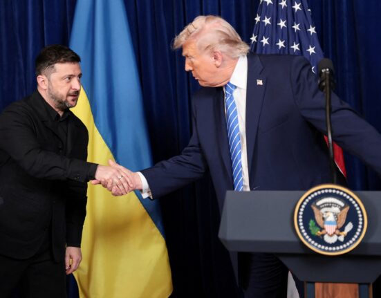 Zelenski sostiene nuevas pláticas con enviados de EEUU En el Foco Internacional. Las nuevas conversaciones se produjeron después de que Zelenski afirmara que el conflicto parecía destinado a continuar durante el invierno, tras unas primeras reuniones con los enviados estadounidenses Steve Witkoff y Jared Kushner. El presidente de Ucrania, Volodímir Zelenski (derecha), el enviado especial de EE. UU., Steve Witkoff (centro), y el yerno del presidente estadounidense Donald Trump, Jared Kushner (izquierda), llegan a una rueda de prensa conjunta tras sus conversaciones en Kiev el 6 de septiembre de 2026. El presidente de Ucrania, Volodímir Zelenski (derecha), el enviado especial de EE. UU, llegan a una rueda de prensa conjunta tras sus conversaciones en Kiev el 6 de septiembre de 2026.AFP Los enviados de Estados Unidos presentaron a Kiev nuevas propuestas para poner fin a la guerra con Rusia, y están en curso nuevas reuniones con el mandatario Volodimir Zelenski, dijo a la AFP el domingo un alto responsable de la presidencia ucraniana. Las nuevas conversaciones se produjeron después de que Zelenski afirmara que el conflicto parecía destinado a continuar durante el invierno, tras unas primeras reuniones con los enviados estadounidenses Steve Witkoff y Jared Kushner. Pero el alto funcionario de la presidencia dijo a la AFP que "no es lo mismo que antes". Agregó que "esta vez es más efectiva", refiriéndose a la propuesta. "Siguen hablando. De hecho, esta es la parte más importante. Ahora están los tres", señaló. Más temprano el domingo, tanto Witkoff como Zelenski habían ofrecido valoraciones optimistas de las conversaciones, aunque ninguno anunció ningún avance hacia el fin del conflicto. Witkoff, un empresario cercano al presidente estadounidense Donald Trump, y Kushner, yerno del republicano, viajaron por primera vez a Kiev como parte de los esfuerzos de Estados Unidos para terminar con la guerra. La visita del domingo a Kiev fue la primera a la capital ucraniana, que lleva soportando mortíferos ataques rusos desde hace más de cuatro años. "Esperamos mucho poder llegar a acuerdos con nuestros socios estadounidenses, y contamos con el apoyo de nuestros socios europeos —si la guerra continúa en invierno, y así es como se ve por el momento—, pero aún así, los equipos hoy tienen una valoración positiva de nuestras perspectivas futuras", dijo Zelenski a los periodistas. Con motivo de esta ronda de conversaciones, el presidente Vladimir Putin decretó el cese de los bombardeos sobre Kiev durante tres días, desde el sábado hasta el lunes inclusive, y afirmó que garantizará la seguridad de los emisarios. Ucrania también anunció la suspensión de los ataques contra Moscú durante ese período. Más temprano, Witkoff declaró que tuvo un encuentro muy "significativo, sustancioso, importante" con Zelenski. "Estamos muy animados y deseamos continuar con ellas el tiempo que haga falta", afirmó. - "En el mismo bando"- Representantes británicos, franceses y alemanes participaron en una ronda separada de las conversaciones. "Estamos agradecidos de que los europeos estén aquí con nosotros hoy", apuntó Zelenski. "Estamos todos en el mismo bando", insistió. Desde que empezaron a ejercer como mediadores en este conflicto, Witkoff y Kushner visitaron Moscú ocho veces, pero es la primera vez que se desplazaron a la capital ucraniana. Los emisarios llegaron a Kiev en tren, informó un periodista de la AFP desde una estación de ferrocarril en la capital ucraniana. Donald Trump prometió durante su campaña que pondría fin al conflicto en Ucrania en 24 horas tras su regreso a la Casa Blanca en enero de 2025. Desde entonces no ha prosperado ninguna de las rondas de conversaciones que buscaron terminar con la guerra más mortífera en Europa desde la Segunda Guerra Mundial. Iaroslav, un habitante de Kiev de 29 años, consideró que la esperada visita de los dos emisarios estadounidenses no es más que una de las "múltiples" iniciativas diplomáticas ya emprendidas, y se mantiene escéptico. "Por ahora, no despierta ninguna esperanza, ya ha habido demasiadas negociaciones" sin que llegue la paz, afirmó a la AFP, sin dar su apellido. En Moscú el sábado, Witkoff y Kushner "discutieron planes sustanciales para los próximos pasos, que se anunciarán en las próximas semanas", indicó un funcionario de la Casa Blanca en un comunicado a la AFP. Los esfuerzos de paz se han estancado, en parte debido a la guerra de Washington con Irán, mientras que Moscú y Kiev han intensificado los ataques de largo alcance. Trump no quiso precisar si el plan que llevan los enviados implica que Ucrania ceda territorio, como había sugerido anteriormente, pero añadió: "Tenemos una idea para la paz". El asesor del Kremlin Yuri Ushakov calificó la reunión de los enviados de Trump con Putin de "constructiva, extremadamente franca y basada en la confianza". "Los representantes estadounidenses (...) presentaron una serie de ideas sobre las posibles vías hacia un acuerdo", declaró Ushakov a periodistas, entre ellos de la AFP. - Cientos de drones - En el terreno, pese a las promesas de alto al fuego, las hostilidades continúan en otros lugares de Ucrania y Rusia. En la noche del sábado, Moscú atacó Ucrania con 108 drones y misiles, informó la Fuerza Aérea ucraniana, que dijo haber derribado la mayoría. Por su parte, el ejército ruso afirmó haber neutralizado 258 drones ucranianos lanzados contra Rusia durante la noche. Los ataques en Ucrania en la madrugada de este domingo dejaron tres civiles heridos, según las autoridades locales; mientras que un hombre murió y una mujer resultó herida en un ataque de dron ucraniano contra su vehículo en la región rusa de Bélgorod.