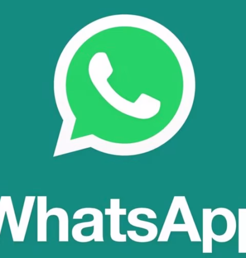 WhatsApp amplía a 30 segundos la música en los estados: cómo elegir la duración En el Foco Tecnología. WhatsApp amplió la duración de los fragmentos musicales en los estados y permitirá seleccionar clips de hasta 30 segundos en Android y iPhone. La función sustituye el límite fijo de 15 segundos que la aplicación aplicaba desde la incorporación de música a las actualizaciones temporales. El cambio busca dar más control sobre el momento de una canción que aparece junto a una foto o como publicación independiente dentro del estado. La novedad se distribuye de manera gradual mediante actualizaciones recientes en Google Play y App Store para usuarios seleccionados inicialmente. La música se incorporó a los estados como una forma de añadir contexto a fotografías y publicaciones breves. Hasta ahora, el usuario podía escoger una canción del catálogo musical de Meta y definir qué parte utilizar, pero el sistema reproducía siempre 15 segundos. Con el nuevo selector, cada persona puede ajustar el tiempo según el contenido compartido. La modificación mantiene la naturaleza efímera de los estados, que desaparecen después de 24 horas, pero permite utilizar un pasaje más largo cuando la publicación necesita acompañar una introducción, un estribillo o transición. Cómo elegir la duración de la música en WhatsApp Para elegir la duración, el usuario debe crear una actualización de estado y abrir el editor de música. Después de seleccionar una canción del catálogo disponible, la pantalla muestra un control específico para definir el fragmento y su extensión. El selector ofrece varias alternativas hasta alcanzar un máximo de 30 segundos. Desde allí, la persona puede desplazarse por las opciones, elegir la duración deseada y confirmar la incorporación al estado. WhatsApp añadirá entonces el audio al contenido seleccionado sin cambiar el procedimiento habitual para publicar una imagen, texto o mensaje. El ajuste funciona en dos situaciones. La primera corresponde a una fotografía compartida como estado. En ese caso, la pista se reproduce durante el tiempo elegido mientras la imagen permanece visible. La segunda permite publicar música sin adjuntar una foto. Esta alternativa deja que el clip ocupe todo el estado y sirve para compartir una parte concreta de la canción. Ambas modalidades admiten hasta 30 segundos. El usuario conserva la posibilidad de escoger un fragmento más breve si prefiere una publicación más corta o necesita adaptar el sonido a otro formato. Por ahora, la herramienta está disponible solo para algunos usuarios que instalen las versiones más recientes desde Google Play o la App Store. Tener WhatsApp actualizado no garantiza que el selector aparezca de inmediato, porque la empresa habilita la función de forma escalonada en cuentas específicas. La modificación refleja cómo WhatsApp busca que los estados se parezcan cada vez más a formatos de publicación audiovisual presentes en otras plataformas. La música deja de ser un acompañamiento fijo y pasa a integrarse como un recurso editable, con mayor peso en la forma en que los usuarios construyen y comparten mensajes breves. Cuidado usuarios de WhatsApp, la app dejará de funcionar en estos teléfonos A partir de septiembre de 2026, WhatsApp está exigiendo Android 6 o versiones posteriores para mantener la compatibilidad en teléfonos Android. Los equipos con Android 5.0, 5.1 o ediciones anteriores podrían dejar de descargar o actualizar la aplicación desde Google Play y, con el tiempo, presentar fallas al iniciar sesión, enviar mensajes, recibir archivos o hacer llamadas. La medida no depende exclusivamente de la marca ni de la antigüedad del modelo: un mismo celular puede seguir siendo compatible si recibió una actualización del sistema. Entre los dispositivos que podrían resultar afectados aparecen algunos Samsung Galaxy, Moto G y Moto E de primera generación, LG Optimus y Xperia antiguos. Antes del 8 de septiembre de 2026, conviene revisar la versión instalada en Configuración, dentro de “Información del teléfono” o una sección similar. Si no existe actualización disponible, es recomendable crear una copia de seguridad en la cuenta de Google antes de migrar cuentas.
