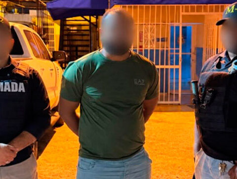 Capturan a “El Mello”, señalado como reconocido organizador de viajes ilegales hacia Puerto Rico En el Foco Nacional. Una operación de inteligencia desarrollada de manera conjunta por la Armada de República Dominicana y la Procuraduría Especializada de Tráfico Ilícito de Migrantes y Trata de Personas, con la colaboración de la Direccion de Inteligencia de la policía nacional (Dintel), permitió la captura de Vladimir Lajara Aguasvivas, alias “El Mello”, identificado por las autoridades como un «reconocido organizador de viajes ilegales en la provincia La Altagracia», en cumplimiento a una orden judicial de arresto.Encuentra Eventos Locales De acuerdo con las investigaciones, Lajara Aguasvivas estaría vinculado, junto a otras personas, con la organización de un viaje clandestino que fue frustrado durante una operación conjunta de la Armada dominicana y el Servicio de Guardacostas de Estados Unidos (USCG), en la que fueron detenidas 77 personas que se encontraban a bordo de una embarcación clandestina con destino a Puerto Rico. Las autoridades informaron además que en las próximas horas serán presentados ante los tribunales para el conocimiento de medidas de coerción Winston Muñoz Rosario, también conocid “Tiburón”, y Berto de la Rosa Ortega, señalados como capitán y organizador, respectivamente, de la referida travesía ilegal. Interceptan otra embarcación En una acción separada, fruto de la coordinación operacional entre la Armada de República Dominicana y el Servicio de Guardacostas de Estados Unidos en Puerto Rico, fue interceptada otra embarcación clandestina en la que viajaban varias personas, entre ellas ciudadanos haitianos. Los ocupantes serán recibidos próximamente en territorio dominicano para su procesamiento, conforme a los protocolos y mecanismos de coordinación establecidos entre ambos países.Descarga Guías Viaje La Armada explicó que estas acciones forman parte del fortalecimiento de las labores de inteligencia, vigilancia, patrullaje e interdicción marítima, desarrolladas en coordinación con la Procuraduría Especializada de Tráfico Ilícito de Migrantes y Trata de Personas y el Servicio de Guardacostas de Estados Unidos en Puerto Rico.