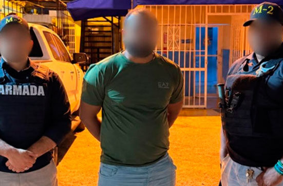 Capturan a “El Mello”, señalado como reconocido organizador de viajes ilegales hacia Puerto Rico En el Foco Nacional. Una operación de inteligencia desarrollada de manera conjunta por la Armada de República Dominicana y la Procuraduría Especializada de Tráfico Ilícito de Migrantes y Trata de Personas, con la colaboración de la Direccion de Inteligencia de la policía nacional (Dintel), permitió la captura de Vladimir Lajara Aguasvivas, alias “El Mello”, identificado por las autoridades como un «reconocido organizador de viajes ilegales en la provincia La Altagracia», en cumplimiento a una orden judicial de arresto.Encuentra Eventos Locales De acuerdo con las investigaciones, Lajara Aguasvivas estaría vinculado, junto a otras personas, con la organización de un viaje clandestino que fue frustrado durante una operación conjunta de la Armada dominicana y el Servicio de Guardacostas de Estados Unidos (USCG), en la que fueron detenidas 77 personas que se encontraban a bordo de una embarcación clandestina con destino a Puerto Rico. Las autoridades informaron además que en las próximas horas serán presentados ante los tribunales para el conocimiento de medidas de coerción Winston Muñoz Rosario, también conocid “Tiburón”, y Berto de la Rosa Ortega, señalados como capitán y organizador, respectivamente, de la referida travesía ilegal. Interceptan otra embarcación En una acción separada, fruto de la coordinación operacional entre la Armada de República Dominicana y el Servicio de Guardacostas de Estados Unidos en Puerto Rico, fue interceptada otra embarcación clandestina en la que viajaban varias personas, entre ellas ciudadanos haitianos. Los ocupantes serán recibidos próximamente en territorio dominicano para su procesamiento, conforme a los protocolos y mecanismos de coordinación establecidos entre ambos países.Descarga Guías Viaje La Armada explicó que estas acciones forman parte del fortalecimiento de las labores de inteligencia, vigilancia, patrullaje e interdicción marítima, desarrolladas en coordinación con la Procuraduría Especializada de Tráfico Ilícito de Migrantes y Trata de Personas y el Servicio de Guardacostas de Estados Unidos en Puerto Rico.