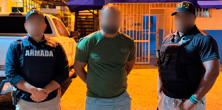 Capturan a “El Mello”, señalado como reconocido organizador de viajes ilegales hacia Puerto Rico En el Foco Nacional. Una operación de inteligencia desarrollada de manera conjunta por la Armada de República Dominicana y la Procuraduría Especializada de Tráfico Ilícito de Migrantes y Trata de Personas, con la colaboración de la Direccion de Inteligencia de la policía nacional (Dintel), permitió la captura de Vladimir Lajara Aguasvivas, alias “El Mello”, identificado por las autoridades como un «reconocido organizador de viajes ilegales en la provincia La Altagracia», en cumplimiento a una orden judicial de arresto.Encuentra Eventos Locales De acuerdo con las investigaciones, Lajara Aguasvivas estaría vinculado, junto a otras personas, con la organización de un viaje clandestino que fue frustrado durante una operación conjunta de la Armada dominicana y el Servicio de Guardacostas de Estados Unidos (USCG), en la que fueron detenidas 77 personas que se encontraban a bordo de una embarcación clandestina con destino a Puerto Rico. Las autoridades informaron además que en las próximas horas serán presentados ante los tribunales para el conocimiento de medidas de coerción Winston Muñoz Rosario, también conocid “Tiburón”, y Berto de la Rosa Ortega, señalados como capitán y organizador, respectivamente, de la referida travesía ilegal. Interceptan otra embarcación En una acción separada, fruto de la coordinación operacional entre la Armada de República Dominicana y el Servicio de Guardacostas de Estados Unidos en Puerto Rico, fue interceptada otra embarcación clandestina en la que viajaban varias personas, entre ellas ciudadanos haitianos. Los ocupantes serán recibidos próximamente en territorio dominicano para su procesamiento, conforme a los protocolos y mecanismos de coordinación establecidos entre ambos países.Descarga Guías Viaje La Armada explicó que estas acciones forman parte del fortalecimiento de las labores de inteligencia, vigilancia, patrullaje e interdicción marítima, desarrolladas en coordinación con la Procuraduría Especializada de Tráfico Ilícito de Migrantes y Trata de Personas y el Servicio de Guardacostas de Estados Unidos en Puerto Rico.
