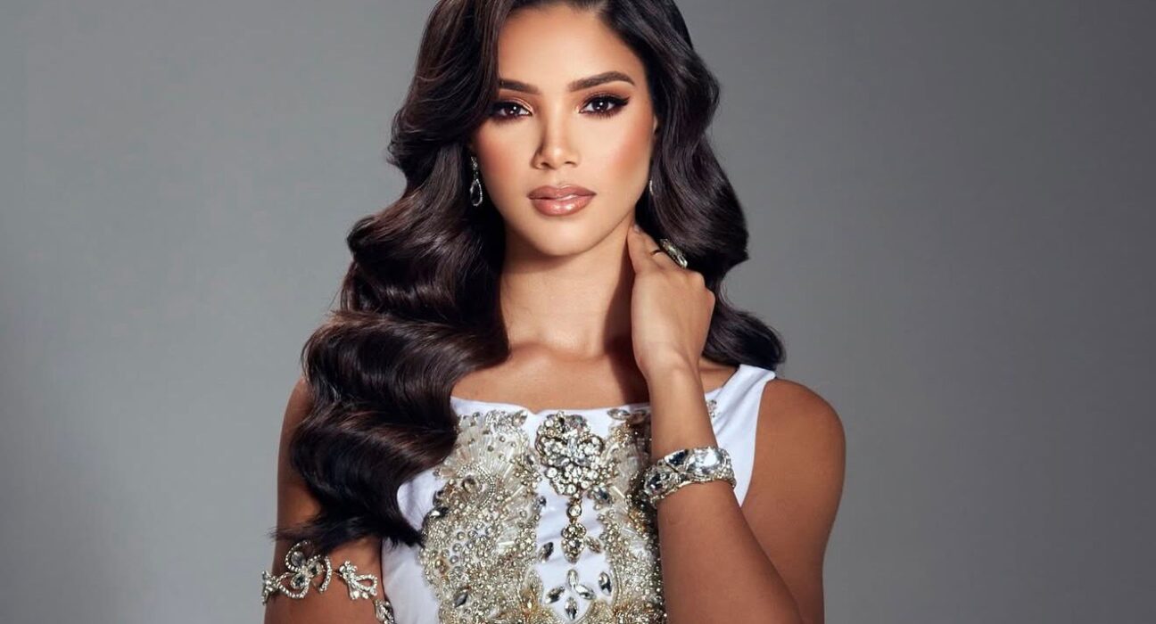 Joheirry Mola del Distrito Nacional es la nueva Miss Mundo Dominicana 2026 En el Foco. La representante del Distrito Nacional, Joheirry Mola fue coronada como la nueva Miss Mundo Dominicana 2025 en el Centro de Convenciones del Barceló Grand Resort luego de una aguerrida competencia entre las más de 20 candidatas que deseaban la corona azul. El certamen dedicado a celebrar la cultura dominicana, fue transmitido a través de Telesistema canal 11 para toda la República Dominicana y Univisión NY y VIX, evento que inició con el tradicional merengue de Johnie Ventura, donde Jandi su hijo cantó las canciones más icónicas del caballo mayor. Más información Bajo la conducción del estilista internacional Jomary Goizo y nuestra Hony Estrella, las candidatas desfilaron sus trajes de gala diseñados por la maestra de la moda Gianina Azar, así como los trajes de baño los cuales estuvieron a cargo de OM Caribbean, expertos en piedras de Larimar y Ámbar dominicano. Por su parte la fashion Blogger Sofia Sanabria estuvo cubriendo todo el detrás de cámaras del concurso junto a las candidatas. El jurado de esta nueva edición del Miss. Mundo Dominicano lo compusieron un grupo de mujeres encabezadas por Kika Rocha, directora de moda de la revista People en Español; Albania Rosario, fundadora de la FDLA del NY Fashion Week; Maribel Contreras, actual presidenta de Acroarte y Arana Lemus, talento de Univisión Network. También formaron parte del jurado las invitadas especiales y reinas actuales; Miss Mundo Ecuador Sandra Alvarado, Miss Mundo Venezuela Valeria Canavoo, Miss Mundo México Maryely Leal Cervantes y Miss Mundo Puerto Rico Valeria Pérez. Joheirry Mola representará a República Dominicana en la competencia No. 73 del certamen Miss World, donde esperamos que sea la sucesora de Sukata Chuangsri, de Tailandia, actual reina del mundo. De igual forma recibirá́ un contrato como corresponsal de noticias Univisión 41 New York, durante su año de reinado, a través del segmento Ventana a Quisqueya, un hecho histórico en la historia de los certámenes de belleza en el país. La producción televisiva de la noche estuvo a cargo de Alberto Zayas, la dirección artística y coreografía por Pablo Pérez y Marcos Taveras, la dirección de imagen por Keyther Estévez quienes junto a un gran equipo de producción resaltaron cada etapa de la competencia lo mejor de lo nuestro. “Me siento sumamente agradecida del apoyo de todos los colaboradores y amigos que formaron parte de este proyecto para llegar hasta aquí, gracias a todas las candidatas que con tanto esfuerzo y trabajo estuvieron con nosotros, todas son ganadoras, Siento un gran agradecimiento con los directivos y la producción de Univisión Nueva York por el apoyo y la confianza que han depositado en nosotros y que alegría poder abrirles las puertas al talento de nuestro país y por supuesto, nuestro agradecimiento Barceló Grand Resort y Barceló Hotels, nuestra casa oficial por más de 20 años, sin ustedes todo esto no sería una realidad ” destacó Diany Mota, Presidenta Miss Mundo República Dominicana.