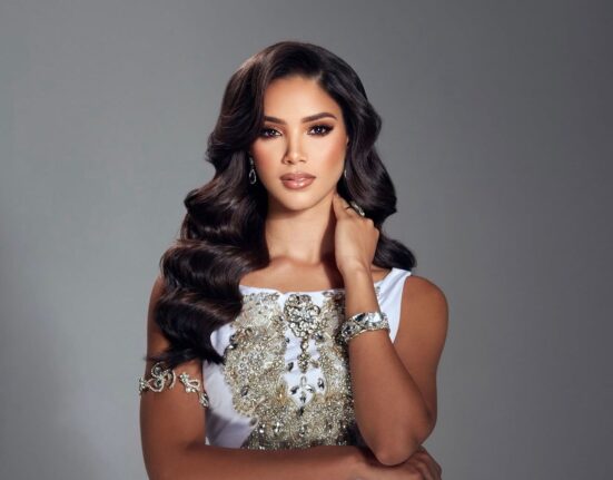 Joheirry Mola del Distrito Nacional es la nueva Miss Mundo Dominicana 2026 En el Foco. La representante del Distrito Nacional, Joheirry Mola fue coronada como la nueva Miss Mundo Dominicana 2025 en el Centro de Convenciones del Barceló Grand Resort luego de una aguerrida competencia entre las más de 20 candidatas que deseaban la corona azul. El certamen dedicado a celebrar la cultura dominicana, fue transmitido a través de Telesistema canal 11 para toda la República Dominicana y Univisión NY y VIX, evento que inició con el tradicional merengue de Johnie Ventura, donde Jandi su hijo cantó las canciones más icónicas del caballo mayor. Más información Bajo la conducción del estilista internacional Jomary Goizo y nuestra Hony Estrella, las candidatas desfilaron sus trajes de gala diseñados por la maestra de la moda Gianina Azar, así como los trajes de baño los cuales estuvieron a cargo de OM Caribbean, expertos en piedras de Larimar y Ámbar dominicano. Por su parte la fashion Blogger Sofia Sanabria estuvo cubriendo todo el detrás de cámaras del concurso junto a las candidatas. El jurado de esta nueva edición del Miss. Mundo Dominicano lo compusieron un grupo de mujeres encabezadas por Kika Rocha, directora de moda de la revista People en Español; Albania Rosario, fundadora de la FDLA del NY Fashion Week; Maribel Contreras, actual presidenta de Acroarte y Arana Lemus, talento de Univisión Network. También formaron parte del jurado las invitadas especiales y reinas actuales; Miss Mundo Ecuador Sandra Alvarado, Miss Mundo Venezuela Valeria Canavoo, Miss Mundo México Maryely Leal Cervantes y Miss Mundo Puerto Rico Valeria Pérez. Joheirry Mola representará a República Dominicana en la competencia No. 73 del certamen Miss World, donde esperamos que sea la sucesora de Sukata Chuangsri, de Tailandia, actual reina del mundo. De igual forma recibirá́ un contrato como corresponsal de noticias Univisión 41 New York, durante su año de reinado, a través del segmento Ventana a Quisqueya, un hecho histórico en la historia de los certámenes de belleza en el país. La producción televisiva de la noche estuvo a cargo de Alberto Zayas, la dirección artística y coreografía por Pablo Pérez y Marcos Taveras, la dirección de imagen por Keyther Estévez quienes junto a un gran equipo de producción resaltaron cada etapa de la competencia lo mejor de lo nuestro. “Me siento sumamente agradecida del apoyo de todos los colaboradores y amigos que formaron parte de este proyecto para llegar hasta aquí, gracias a todas las candidatas que con tanto esfuerzo y trabajo estuvieron con nosotros, todas son ganadoras, Siento un gran agradecimiento con los directivos y la producción de Univisión Nueva York por el apoyo y la confianza que han depositado en nosotros y que alegría poder abrirles las puertas al talento de nuestro país y por supuesto, nuestro agradecimiento Barceló Grand Resort y Barceló Hotels, nuestra casa oficial por más de 20 años, sin ustedes todo esto no sería una realidad ” destacó Diany Mota, Presidenta Miss Mundo República Dominicana.