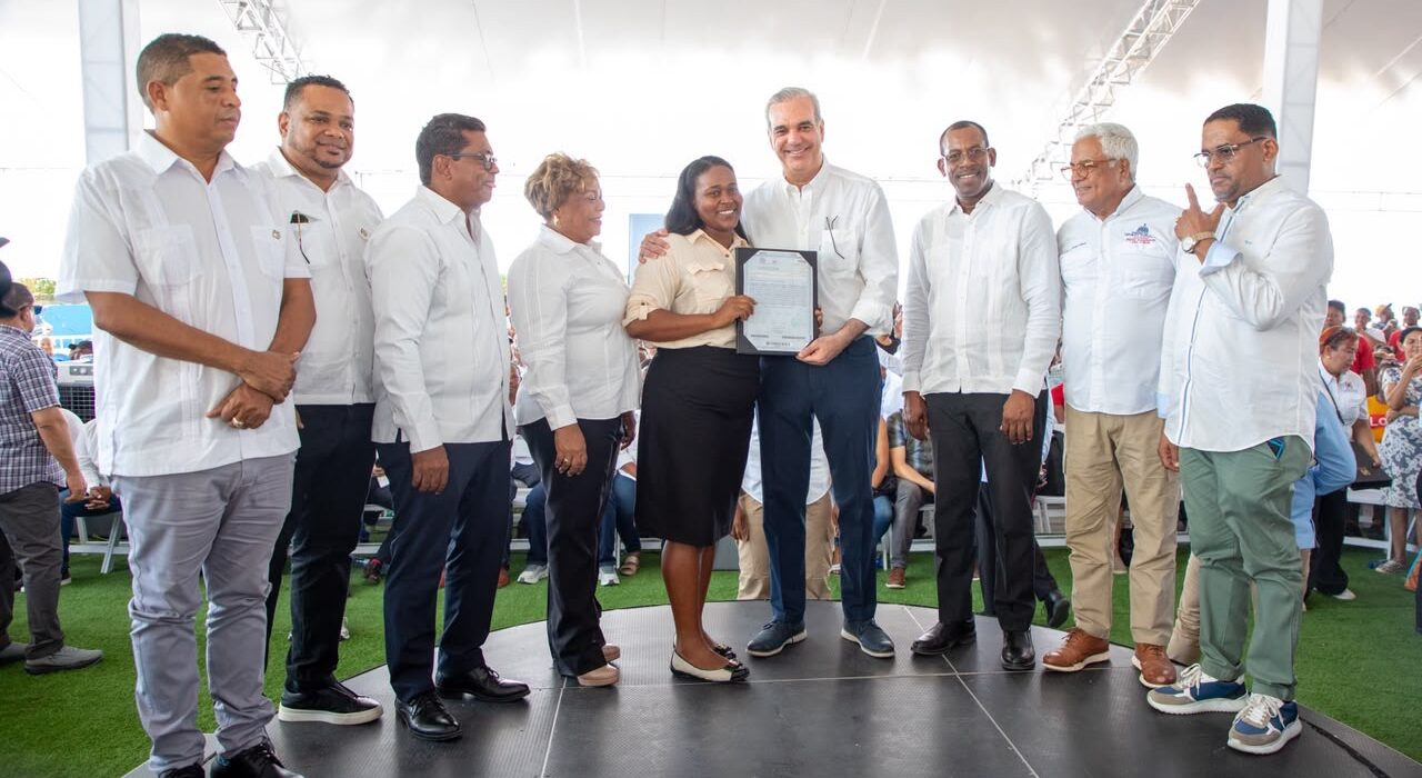 Abinader entrega 1,750 títulos de propiedad en Los Alcarrizos En el Foco Nacional. El presidente Luis Abinader llevó alegría y tranquilidad este sábado a cientos de familias del municipio de Los Alcarrizos, al encabezar la entrega de 1,750 certificados de títulos de propiedad que benefician a aproximadamente 7,000 personas y les otorgan seguridad jurídica sobre los terrenos donde han construido sus hogares de los sectores Santa Rosa, La Esperanza, La Unión, El Tamarindo y El Progreso I & II. Esta entrega corresponde a la primera etapa de un proyecto que contempla un total de 2,764 certificados de títulos de propiedad, ejecutado por la Unidad Técnica Ejecutora de Titulación de Terrenos del Estado (UTECT), en coordinación con el Consejo Estatal del Azúcar (CEA). Durante el acto, el presidente Abinader indicó que este acto de justicia convierte años de posesión informal en tranquilidad jurídica y abre nuevas oportunidades de desarrollo económico para los beneficiarios. El gobernante manifestó que, desde su primer programa de Gobierno, puso como prioridad dotar a las familias de la seguridad de ser dueñas legítimas de los terrenos en los cuales han vivido durante décadas. Recordó que en el pasado los terrenos del Estado eran vendidos a unos pocos, quienes posteriormente acudían a las comunidades a cobrarles a los residentes por las tierras donde habían levantado sus casas y desarrollado sus medios de producción. "Nosotros lo que hemos hecho es entregárselo directamente y eso es lo que vamos a hacer. Y por eso Duarte puede anunciar también más entregas. Vamos a seguir entregando porque no vamos a cansarnos hasta entregar cientos de miles de títulos a todos los dominicanos que tienen un derecho adquirido en todo el país. Lo vamos a seguir haciendo y cada vez lo haremos en este tiempo que nos queda de Gobierno", aseguró el gobernante. Durante su intervención, el jefe de Estado anunció el asfaltado de la calle principal y otras vías del sector El Progreso, para continuar con sus aportes al desarrollo de Los Alcarrizos, junto con obras como la circunvalación, el Metro, el Teleférico y otras iniciativas que impactan la calidad de vida de quienes viven en esta localidad. Los Alcarrizos, uno de los municipios más beneficiados con la titulación Con esta nueva entrega, el municipio de Los Alcarrizos se posiciona como una de las demarcaciones de mayor impacto bajo el Plan Nacional de Titulación, ya que sus residentes han recibido 17,461 certificados de títulos desde el inicio de la gestión del presidente Luis Abinader, en el año 2020. UTECT destaca el ahorro de RD$221 millones Durante su intervención, Duarte Méndez, director ejecutivo de la UTECT, explicó que este proceso representó un ahorro colectivo de RD$221,120,000.00 para las familias de Santa Rosa, debido a que el Estado cubrió la totalidad de los trámites jurídicos, técnicos y registrales que los beneficiarios habrían tenido que costear por la vía privada. Detalló que la intervención técnica se realizó dentro de la Parcela 10 del Distrito Catastral 31, abarcando un área geográfica total de 473,476.39 metros cuadrados. Méndez aprovechó para anunciar que los trabajos de medición y depuración continúan en la zona, con el objetivo de regresar al municipio este mismo año para entregar más de 1,800 títulos adicionales a los residentes del sector Buenas Noches. Al destacar que este es un gran día para los presentes, el funcionario expresó que la visión humana y el firme compromiso del presidente Abinader han hecho de la titulación una política pública que trasciende la entrega de un documento, porque representa tranquilidad y nuevas oportunidades para miles de familias dominicanas. "Este proyecto es también una muestra de que podemos avanzar hacia el desarrollo y mejorar las condiciones de vida de todos los dominicanos. Ese compromiso nos impulsa a continuar trabajando con eficiencia, transparencia y responsabilidad, superando cada desafío hasta alcanzar nuestro principal objetivo: que cada familia pueda tener en sus manos el título que la reconoce como legítima propietaria de su tierra", dijo Méndez. Al dar las gracias por la titulación, Joel Martínez, pastor de la iglesia evangélica de la localidad y representante de los comunitarios, dijo que no tiene palabras para expresar la satisfacción de convertirse, desde este momento, en legítimos propietarios de los terrenos donde construyeron sus hogares. La bendición del acto, estuvo a cargo del sacerdote Aníbal Polanco Arias, párroco de las iglesias San Antonio de Padua y Nuestra Señora de Fátima, quien destacó que hoy un sueño se hace realidad tras décadas de espera. De la actividad participaron, entre otros, Rafael Burgos Gómez, director general del Consejo Estatal del Azúcar, Bienes Nacionales y Corde; Lucrecia Santana Leyba, gobernadora de la provincia Santo Domingo; y Junior Santos, alcalde del municipio de Los Alcarrizos.