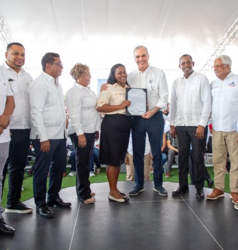 Abinader entrega 1,750 títulos de propiedad en Los Alcarrizos En el Foco Nacional. El presidente Luis Abinader llevó alegría y tranquilidad este sábado a cientos de familias del municipio de Los Alcarrizos, al encabezar la entrega de 1,750 certificados de títulos de propiedad que benefician a aproximadamente 7,000 personas y les otorgan seguridad jurídica sobre los terrenos donde han construido sus hogares de los sectores Santa Rosa, La Esperanza, La Unión, El Tamarindo y El Progreso I & II. Esta entrega corresponde a la primera etapa de un proyecto que contempla un total de 2,764 certificados de títulos de propiedad, ejecutado por la Unidad Técnica Ejecutora de Titulación de Terrenos del Estado (UTECT), en coordinación con el Consejo Estatal del Azúcar (CEA). Durante el acto, el presidente Abinader indicó que este acto de justicia convierte años de posesión informal en tranquilidad jurídica y abre nuevas oportunidades de desarrollo económico para los beneficiarios. El gobernante manifestó que, desde su primer programa de Gobierno, puso como prioridad dotar a las familias de la seguridad de ser dueñas legítimas de los terrenos en los cuales han vivido durante décadas. Recordó que en el pasado los terrenos del Estado eran vendidos a unos pocos, quienes posteriormente acudían a las comunidades a cobrarles a los residentes por las tierras donde habían levantado sus casas y desarrollado sus medios de producción. "Nosotros lo que hemos hecho es entregárselo directamente y eso es lo que vamos a hacer. Y por eso Duarte puede anunciar también más entregas. Vamos a seguir entregando porque no vamos a cansarnos hasta entregar cientos de miles de títulos a todos los dominicanos que tienen un derecho adquirido en todo el país. Lo vamos a seguir haciendo y cada vez lo haremos en este tiempo que nos queda de Gobierno", aseguró el gobernante. Durante su intervención, el jefe de Estado anunció el asfaltado de la calle principal y otras vías del sector El Progreso, para continuar con sus aportes al desarrollo de Los Alcarrizos, junto con obras como la circunvalación, el Metro, el Teleférico y otras iniciativas que impactan la calidad de vida de quienes viven en esta localidad. Los Alcarrizos, uno de los municipios más beneficiados con la titulación Con esta nueva entrega, el municipio de Los Alcarrizos se posiciona como una de las demarcaciones de mayor impacto bajo el Plan Nacional de Titulación, ya que sus residentes han recibido 17,461 certificados de títulos desde el inicio de la gestión del presidente Luis Abinader, en el año 2020. UTECT destaca el ahorro de RD$221 millones Durante su intervención, Duarte Méndez, director ejecutivo de la UTECT, explicó que este proceso representó un ahorro colectivo de RD$221,120,000.00 para las familias de Santa Rosa, debido a que el Estado cubrió la totalidad de los trámites jurídicos, técnicos y registrales que los beneficiarios habrían tenido que costear por la vía privada. Detalló que la intervención técnica se realizó dentro de la Parcela 10 del Distrito Catastral 31, abarcando un área geográfica total de 473,476.39 metros cuadrados. Méndez aprovechó para anunciar que los trabajos de medición y depuración continúan en la zona, con el objetivo de regresar al municipio este mismo año para entregar más de 1,800 títulos adicionales a los residentes del sector Buenas Noches. Al destacar que este es un gran día para los presentes, el funcionario expresó que la visión humana y el firme compromiso del presidente Abinader han hecho de la titulación una política pública que trasciende la entrega de un documento, porque representa tranquilidad y nuevas oportunidades para miles de familias dominicanas. "Este proyecto es también una muestra de que podemos avanzar hacia el desarrollo y mejorar las condiciones de vida de todos los dominicanos. Ese compromiso nos impulsa a continuar trabajando con eficiencia, transparencia y responsabilidad, superando cada desafío hasta alcanzar nuestro principal objetivo: que cada familia pueda tener en sus manos el título que la reconoce como legítima propietaria de su tierra", dijo Méndez. Al dar las gracias por la titulación, Joel Martínez, pastor de la iglesia evangélica de la localidad y representante de los comunitarios, dijo que no tiene palabras para expresar la satisfacción de convertirse, desde este momento, en legítimos propietarios de los terrenos donde construyeron sus hogares. La bendición del acto, estuvo a cargo del sacerdote Aníbal Polanco Arias, párroco de las iglesias San Antonio de Padua y Nuestra Señora de Fátima, quien destacó que hoy un sueño se hace realidad tras décadas de espera. De la actividad participaron, entre otros, Rafael Burgos Gómez, director general del Consejo Estatal del Azúcar, Bienes Nacionales y Corde; Lucrecia Santana Leyba, gobernadora de la provincia Santo Domingo; y Junior Santos, alcalde del municipio de Los Alcarrizos.