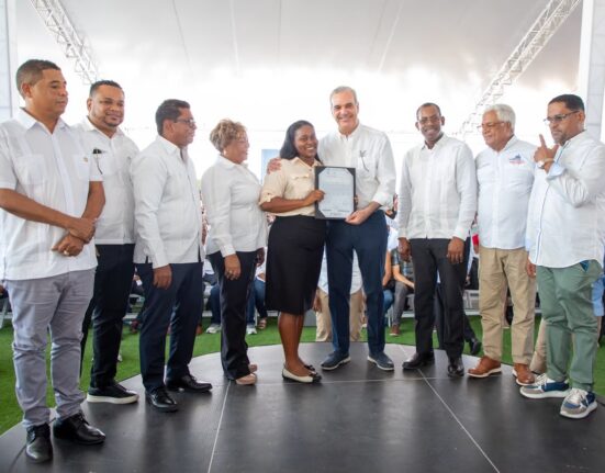 Abinader entrega 1,750 títulos de propiedad en Los Alcarrizos En el Foco Nacional. El presidente Luis Abinader llevó alegría y tranquilidad este sábado a cientos de familias del municipio de Los Alcarrizos, al encabezar la entrega de 1,750 certificados de títulos de propiedad que benefician a aproximadamente 7,000 personas y les otorgan seguridad jurídica sobre los terrenos donde han construido sus hogares de los sectores Santa Rosa, La Esperanza, La Unión, El Tamarindo y El Progreso I & II. Esta entrega corresponde a la primera etapa de un proyecto que contempla un total de 2,764 certificados de títulos de propiedad, ejecutado por la Unidad Técnica Ejecutora de Titulación de Terrenos del Estado (UTECT), en coordinación con el Consejo Estatal del Azúcar (CEA). Durante el acto, el presidente Abinader indicó que este acto de justicia convierte años de posesión informal en tranquilidad jurídica y abre nuevas oportunidades de desarrollo económico para los beneficiarios. El gobernante manifestó que, desde su primer programa de Gobierno, puso como prioridad dotar a las familias de la seguridad de ser dueñas legítimas de los terrenos en los cuales han vivido durante décadas. Recordó que en el pasado los terrenos del Estado eran vendidos a unos pocos, quienes posteriormente acudían a las comunidades a cobrarles a los residentes por las tierras donde habían levantado sus casas y desarrollado sus medios de producción. "Nosotros lo que hemos hecho es entregárselo directamente y eso es lo que vamos a hacer. Y por eso Duarte puede anunciar también más entregas. Vamos a seguir entregando porque no vamos a cansarnos hasta entregar cientos de miles de títulos a todos los dominicanos que tienen un derecho adquirido en todo el país. Lo vamos a seguir haciendo y cada vez lo haremos en este tiempo que nos queda de Gobierno", aseguró el gobernante. Durante su intervención, el jefe de Estado anunció el asfaltado de la calle principal y otras vías del sector El Progreso, para continuar con sus aportes al desarrollo de Los Alcarrizos, junto con obras como la circunvalación, el Metro, el Teleférico y otras iniciativas que impactan la calidad de vida de quienes viven en esta localidad. Los Alcarrizos, uno de los municipios más beneficiados con la titulación Con esta nueva entrega, el municipio de Los Alcarrizos se posiciona como una de las demarcaciones de mayor impacto bajo el Plan Nacional de Titulación, ya que sus residentes han recibido 17,461 certificados de títulos desde el inicio de la gestión del presidente Luis Abinader, en el año 2020. UTECT destaca el ahorro de RD$221 millones Durante su intervención, Duarte Méndez, director ejecutivo de la UTECT, explicó que este proceso representó un ahorro colectivo de RD$221,120,000.00 para las familias de Santa Rosa, debido a que el Estado cubrió la totalidad de los trámites jurídicos, técnicos y registrales que los beneficiarios habrían tenido que costear por la vía privada. Detalló que la intervención técnica se realizó dentro de la Parcela 10 del Distrito Catastral 31, abarcando un área geográfica total de 473,476.39 metros cuadrados. Méndez aprovechó para anunciar que los trabajos de medición y depuración continúan en la zona, con el objetivo de regresar al municipio este mismo año para entregar más de 1,800 títulos adicionales a los residentes del sector Buenas Noches. Al destacar que este es un gran día para los presentes, el funcionario expresó que la visión humana y el firme compromiso del presidente Abinader han hecho de la titulación una política pública que trasciende la entrega de un documento, porque representa tranquilidad y nuevas oportunidades para miles de familias dominicanas. "Este proyecto es también una muestra de que podemos avanzar hacia el desarrollo y mejorar las condiciones de vida de todos los dominicanos. Ese compromiso nos impulsa a continuar trabajando con eficiencia, transparencia y responsabilidad, superando cada desafío hasta alcanzar nuestro principal objetivo: que cada familia pueda tener en sus manos el título que la reconoce como legítima propietaria de su tierra", dijo Méndez. Al dar las gracias por la titulación, Joel Martínez, pastor de la iglesia evangélica de la localidad y representante de los comunitarios, dijo que no tiene palabras para expresar la satisfacción de convertirse, desde este momento, en legítimos propietarios de los terrenos donde construyeron sus hogares. La bendición del acto, estuvo a cargo del sacerdote Aníbal Polanco Arias, párroco de las iglesias San Antonio de Padua y Nuestra Señora de Fátima, quien destacó que hoy un sueño se hace realidad tras décadas de espera. De la actividad participaron, entre otros, Rafael Burgos Gómez, director general del Consejo Estatal del Azúcar, Bienes Nacionales y Corde; Lucrecia Santana Leyba, gobernadora de la provincia Santo Domingo; y Junior Santos, alcalde del municipio de Los Alcarrizos.