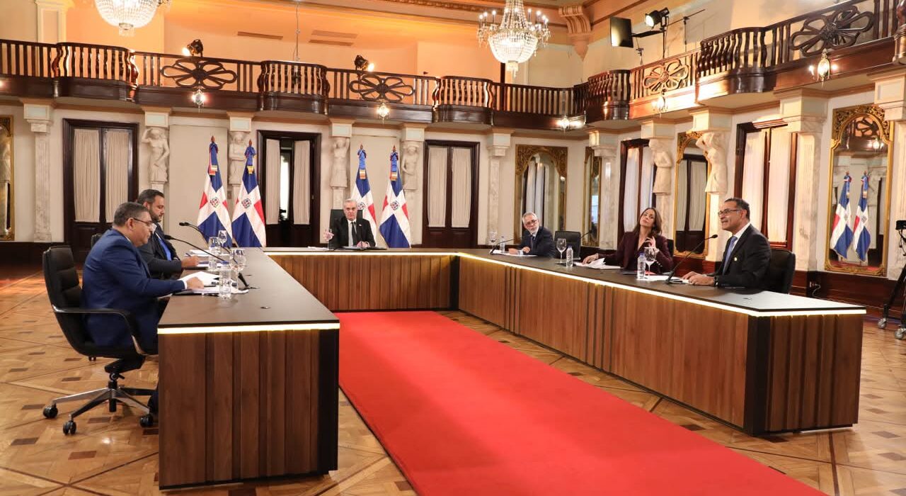 Autoridades aseguran que la tasa de pobreza monetaria bajó 2.8 puntos este año con respecto a 2025