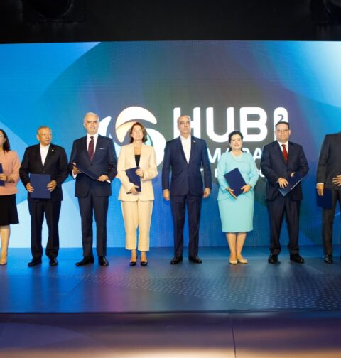 Gobierno y Amazon Web Services lanzan programa de 50 mil becas para capacitar en inteligencia artificial