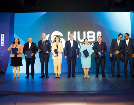 Gobierno y Amazon Web Services lanzan programa de 50 mil becas para capacitar en inteligencia artificial