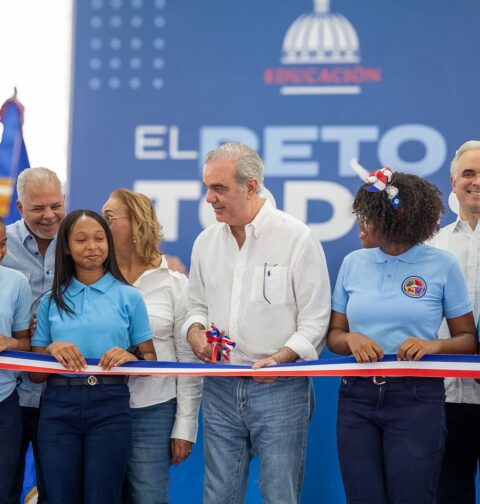 Presidente Abinader inaugura techado de centro educativo en Cambita en beneficio de 700 estudiantes