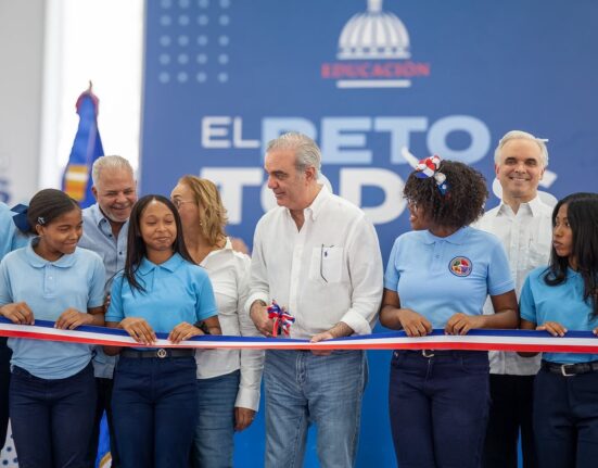 Presidente Abinader inaugura techado de centro educativo en Cambita en beneficio de 700 estudiantes