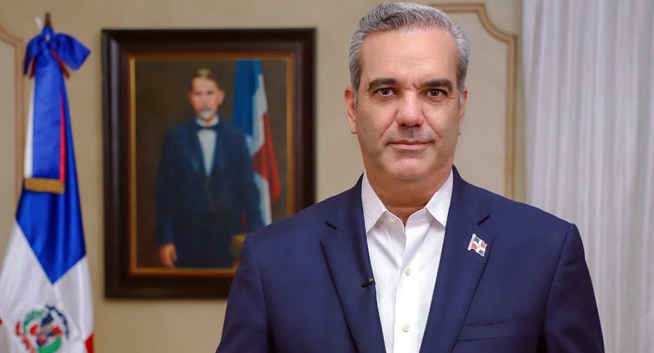 Poder Ejecutivo emite el Decreto 642-26, que dispone el traslado temporal de la residencia oficial del presidente a Santiago En el Foco Nacional. El presidente Luis Abinader emitió el Decreto número 642-26, mediante el cual dispuso el traslado temporal de la residencia oficial del presidente de la República, desde Santo Domingo de Guzmán, capital de República Dominicana, a la ciudad de Santiago de los Caballeros, durante el período comprendido entre este lunes 14 y el miércoles 16 de septiembre de 2026. La disposición establece que durante este período la residencia oficial del mandatario estará ubicada temporalmente en Santiago, desde donde desarrollará su agenda de trabajo correspondiente a estos tres días. El decreto dispone, además, que los ministros, viceministros, directores generales y demás funcionarios que dependen directamente del Poder Ejecutivo permanecerán al frente de sus respectivos despachos y adoptarán las medidas necesarias para garantizar que la marcha administrativa del Gobierno no sufra ninguna alteración. Asimismo, establece que los asuntos oficiales continuarán siendo despachados por la vía ordinaria. Los interesados deberán dirigirse a los ministerios y dependencias correspondientes, que tramitarán ante la Presidencia de la República los asuntos que requieran la intervención del jefe de Estado, mediante los canales regulares de comunicación institucional establecidos para esos fines. La medida es de aplicación inmediata y mantendrá su vigencia hasta el retorno de la sede presidencial a su ubicación permanente en Santo Domingo de Guzmán. El decreto fue enviado a los ministerios, direcciones generales y demás dependencias del Poder Ejecutivo para su conocimiento y los fines correspondientes.