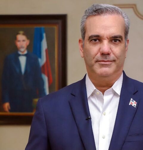 Poder Ejecutivo emite el Decreto 642-26, que dispone el traslado temporal de la residencia oficial del presidente a Santiago En el Foco Nacional. El presidente Luis Abinader emitió el Decreto número 642-26, mediante el cual dispuso el traslado temporal de la residencia oficial del presidente de la República, desde Santo Domingo de Guzmán, capital de República Dominicana, a la ciudad de Santiago de los Caballeros, durante el período comprendido entre este lunes 14 y el miércoles 16 de septiembre de 2026. La disposición establece que durante este período la residencia oficial del mandatario estará ubicada temporalmente en Santiago, desde donde desarrollará su agenda de trabajo correspondiente a estos tres días. El decreto dispone, además, que los ministros, viceministros, directores generales y demás funcionarios que dependen directamente del Poder Ejecutivo permanecerán al frente de sus respectivos despachos y adoptarán las medidas necesarias para garantizar que la marcha administrativa del Gobierno no sufra ninguna alteración. Asimismo, establece que los asuntos oficiales continuarán siendo despachados por la vía ordinaria. Los interesados deberán dirigirse a los ministerios y dependencias correspondientes, que tramitarán ante la Presidencia de la República los asuntos que requieran la intervención del jefe de Estado, mediante los canales regulares de comunicación institucional establecidos para esos fines. La medida es de aplicación inmediata y mantendrá su vigencia hasta el retorno de la sede presidencial a su ubicación permanente en Santo Domingo de Guzmán. El decreto fue enviado a los ministerios, direcciones generales y demás dependencias del Poder Ejecutivo para su conocimiento y los fines correspondientes.