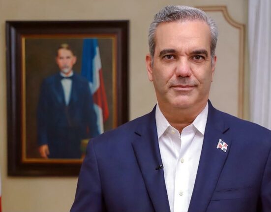 Poder Ejecutivo emite el Decreto 642-26, que dispone el traslado temporal de la residencia oficial del presidente a Santiago En el Foco Nacional. El presidente Luis Abinader emitió el Decreto número 642-26, mediante el cual dispuso el traslado temporal de la residencia oficial del presidente de la República, desde Santo Domingo de Guzmán, capital de República Dominicana, a la ciudad de Santiago de los Caballeros, durante el período comprendido entre este lunes 14 y el miércoles 16 de septiembre de 2026. La disposición establece que durante este período la residencia oficial del mandatario estará ubicada temporalmente en Santiago, desde donde desarrollará su agenda de trabajo correspondiente a estos tres días. El decreto dispone, además, que los ministros, viceministros, directores generales y demás funcionarios que dependen directamente del Poder Ejecutivo permanecerán al frente de sus respectivos despachos y adoptarán las medidas necesarias para garantizar que la marcha administrativa del Gobierno no sufra ninguna alteración. Asimismo, establece que los asuntos oficiales continuarán siendo despachados por la vía ordinaria. Los interesados deberán dirigirse a los ministerios y dependencias correspondientes, que tramitarán ante la Presidencia de la República los asuntos que requieran la intervención del jefe de Estado, mediante los canales regulares de comunicación institucional establecidos para esos fines. La medida es de aplicación inmediata y mantendrá su vigencia hasta el retorno de la sede presidencial a su ubicación permanente en Santo Domingo de Guzmán. El decreto fue enviado a los ministerios, direcciones generales y demás dependencias del Poder Ejecutivo para su conocimiento y los fines correspondientes.
