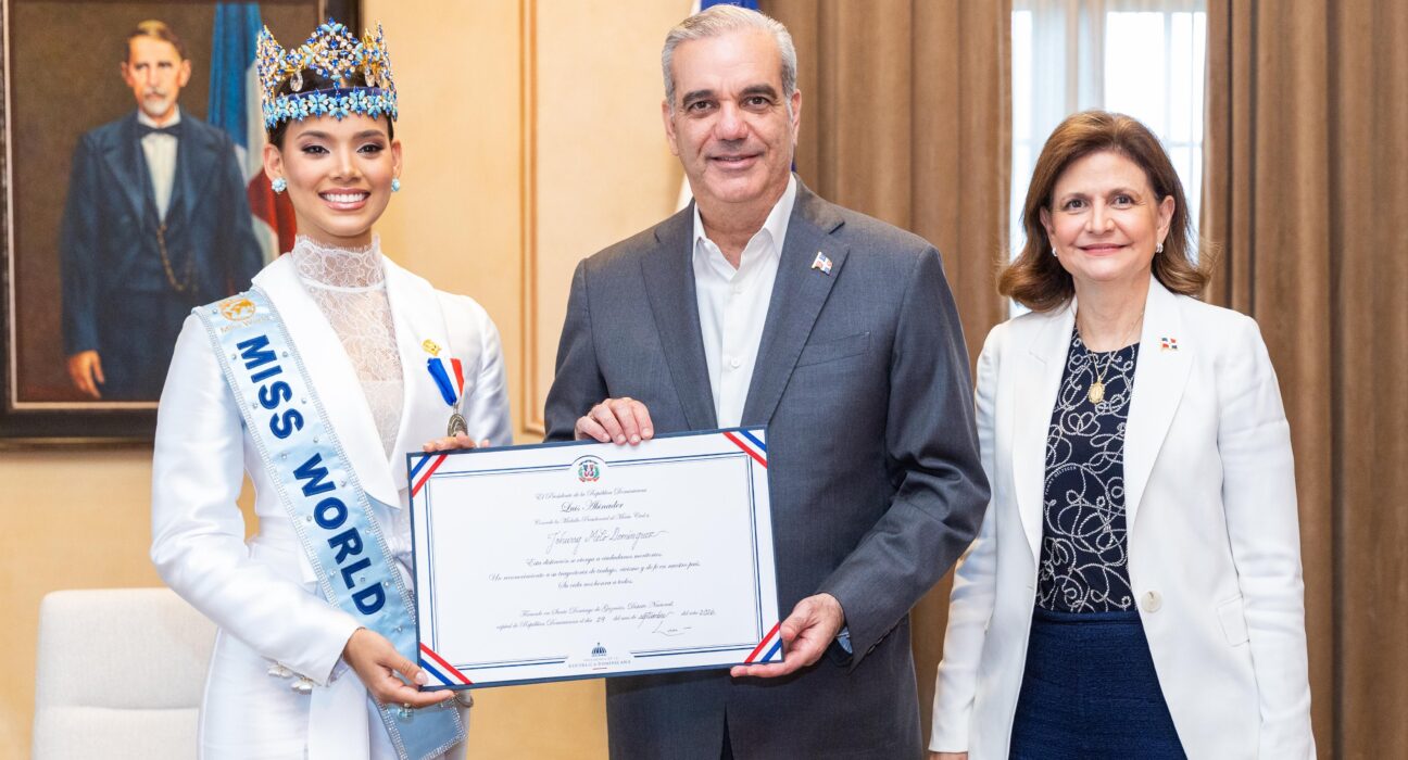 Presidente Abinader recibe en el Palacio Nacional a Miss Mundo 2026, Joheirry Mola