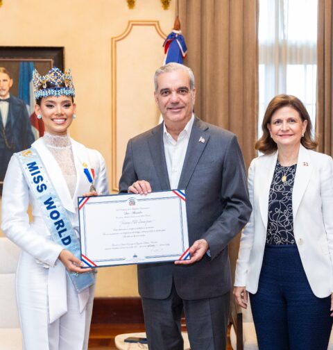 Presidente Abinader recibe en el Palacio Nacional a Miss Mundo 2026, Joheirry Mola