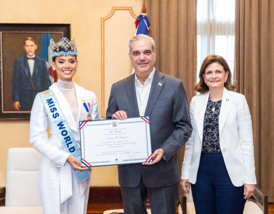 Presidente Abinader recibe en el Palacio Nacional a Miss Mundo 2026, Joheirry Mola