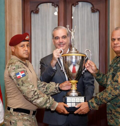 Abinader recibe y felicita a campeones dominicanos de Fuerza Comando Paraguay 2026 durante visita en el Palacio Nacional En el Foco Gobierno. El presidente Luis Abinader recibió este jueves en el Palacio Nacional a los integrantes del equipo dominicano de Fuerzas Especiales que conquistó el primer lugar en la competencia internacional Fuerza Comando Paraguay 2026, alcanzando un resultado histórico para la República Dominicana y sus Fuerzas Armadas. Durante el encuentro, celebrado en el Salón Embajadores, el jefe de Estado felicitó personalmente a los miembros del equipo y aseguró que hoy puede decirse que el “país pasó de la retaguardia a la vanguardia”. “Nuestras Fuerzas Armadas, este pequeño país, pero grande en deseo de progresar, de innovar, gana entonces la competencia de las Fuerzas Élites”, expresó el mandatario. El jefe de Estado anunció que los militares serán ascendidos el próximo 27 de febrero, como reconocimiento a su desempeño, su destacada participación y al primer lugar obtenido por la República Dominicana en este evento internacional. Asimismo, el gobernante destacó el proceso de transformación y fortalecimiento que han experimentado las Fuerzas Armadas dominicanas, al resaltar que el país alcanzó, por primera vez, el primer lugar en una competencia internacional de Fuerzas de Comando, por encima de Colombia y Estados Unidos. En ese sentido, el mandatario atribuyó estos avances a las inversiones realizadas en infraestructura, equipamiento, entrenamiento e innovación en el Ejército, la Armada y la Fuerza Aérea, así como al desarrollo de la industria militar dominicana. El presidente Abinader resaltó que esta industria ha permitido al país avanzar de ser un comprador de equipos militares a desarrollar y exportar productos de fabricación nacional, entre ellos vehículos blindados y ambulancias. “Sin unas Fuerzas Armadas fuertes, no hay un país fuerte”, afirmó el presidente, al señalar que estos avances contribuyen a fortalecer la protección del territorio, la integridad nacional y las fronteras. Hazaña de soldados dominicanos tras conquistar primer lugar en Fuerza Comando Paraguay 2026 De su lado, el ministro de Defensa, teniente general Carlos Antonio Fernández Onofre, destacó el histórico triunfo de la delegación dominicana en la competencia Fuerza Comando Paraguay 2026, donde el país alcanzó el primer lugar entre 17 naciones del continente americano. El ministro sostuvo que esta hazaña demuestra que la República Dominicana cuenta con soldados preparados para enfrentar los desafíos más exigentes, con profesionalismo, determinación y profundo sentido patriótico, al destacar que esta es la primera vez que las Fuerzas Armadas dominicanas conquistan esta competencia, tras 22 años de existencia, y atribuyó el logro a la disciplina, preparación, trabajo en equipo y profesionalismo de los soldados. “Como ministro de Defensa, expreso públicamente que estos soldados son un ejemplo de la preparación constante, calidad humana y profesional que estamos forjando en nuestras Fuerzas Armadas”, manifestó Fernández Onofre. El ministro de Defensa agradeció al presidente Luis Abinader el respaldo brindado al proceso de fortalecimiento, modernización, tecnificación, desarrollo industrial, profesionalización y equipamiento de las instituciones militares, al tiempo que afirmó que el triunfo alcanzado es también resultado de los avances logrados durante los seis años de gestión de Gobierno. Fuente de orgullo y motivación para todos los miembros de las Fuerzas Armadas El primer lugar obtenido en Fuerza Comando Paraguay 2026 constituye, además, una fuente de orgullo y motivación para todos los miembros de las Fuerzas Armadas y un compromiso para continuar elevando los estándares de preparación, disciplina y excelencia de las instituciones militares dominicanas. La conquista del primer lugar evidencia los elevados niveles de preparación física, táctica y operacional alcanzados por las unidades especializadas de las Fuerzas Armadas, como resultado de un proceso continuo de entrenamiento, profesionalización, actualización doctrinal y fortalecimiento de sus capacidades. Asimismo, este histórico triunfo refleja los avances que experimentan las instituciones militares como parte del proceso de modernización y actualización de equipos y capacidades impulsado por el Gobierno del presidente Luis Abinader, a través del Ministerio de Defensa, con el propósito de fortalecer la preparación y capacidad operacional de los hombres y mujeres responsables de la defensa y seguridad de la nación. El encuentro con el presidente Abinader representó un reconocimiento al esfuerzo colectivo de los soldados, sus instructores, comandantes, unidades militares y familiares, cuyo respaldo fue fundamental en el proceso de preparación que culminó con la histórica victoria alcanzada en Paraguay. Con este resultado, la República Dominicana fortalece su prestigio en el ámbito militar internacional y reafirma el alto nivel profesional de sus Fuerzas Especiales, demostrando su capacidad para competir exitosamente frente a unidades élite de naciones amigas. Los campeones estuvieron acompañados por el ministro de Defensa, teniente general Carlos Antonio Fernández Onofre, ERD., junto a los comandantes generales del Ejército de República Dominicana, mayor general Jimmy Arias Grullón y de la Fuerza Aérea de República Dominicana, mayor general piloto Enmanuel Marcelino Souffront Tamayo, así como el subcomandante general de la Armada de República Dominicana, Anthony Manuel Tadeo Jiminián Objío. Abinader recibe y felicita a campeones dominicanos de Fuerza Comando Paraguay 2026 durante visita en el Palacio Nacional En el Foco Gobierno. El presidente Luis Abinader recibió este jueves en el Palacio Nacional a los integrantes del equipo dominicano de Fuerzas Especiales que conquistó el primer lugar en la competencia internacional Fuerza Comando Paraguay 2026, alcanzando un resultado histórico para la República Dominicana y sus Fuerzas Armadas. Durante el encuentro, celebrado en el Salón Embajadores, el jefe de Estado felicitó personalmente a los miembros del equipo y aseguró que hoy puede decirse que el “país pasó de la retaguardia a la vanguardia”. “Nuestras Fuerzas Armadas, este pequeño país, pero grande en deseo de progresar, de innovar, gana entonces la competencia de las Fuerzas Élites”, expresó el mandatario. El jefe de Estado anunció que los militares serán ascendidos el próximo 27 de febrero, como reconocimiento a su desempeño, su destacada participación y al primer lugar obtenido por la República Dominicana en este evento internacional. Asimismo, el gobernante destacó el proceso de transformación y fortalecimiento que han experimentado las Fuerzas Armadas dominicanas, al resaltar que el país alcanzó, por primera vez, el primer lugar en una competencia internacional de Fuerzas de Comando, por encima de Colombia y Estados Unidos. En ese sentido, el mandatario atribuyó estos avances a las inversiones realizadas en infraestructura, equipamiento, entrenamiento e innovación en el Ejército, la Armada y la Fuerza Aérea, así como al desarrollo de la industria militar dominicana. El presidente Abinader resaltó que esta industria ha permitido al país avanzar de ser un comprador de equipos militares a desarrollar y exportar productos de fabricación nacional, entre ellos vehículos blindados y ambulancias. “Sin unas Fuerzas Armadas fuertes, no hay un país fuerte”, afirmó el presidente, al señalar que estos avances contribuyen a fortalecer la protección del territorio, la integridad nacional y las fronteras. Hazaña de soldados dominicanos tras conquistar primer lugar en Fuerza Comando Paraguay 2026 De su lado, el ministro de Defensa, teniente general Carlos Antonio Fernández Onofre, destacó el histórico triunfo de la delegación dominicana en la competencia Fuerza Comando Paraguay 2026, donde el país alcanzó el primer lugar entre 17 naciones del continente americano. El ministro sostuvo que esta hazaña demuestra que la República Dominicana cuenta con soldados preparados para enfrentar los desafíos más exigentes, con profesionalismo, determinación y profundo sentido patriótico, al destacar que esta es la primera vez que las Fuerzas Armadas dominicanas conquistan esta competencia, tras 22 años de existencia, y atribuyó el logro a la disciplina, preparación, trabajo en equipo y profesionalismo de los soldados. “Como ministro de Defensa, expreso públicamente que estos soldados son un ejemplo de la preparación constante, calidad humana y profesional que estamos forjando en nuestras Fuerzas Armadas”, manifestó Fernández Onofre. El ministro de Defensa agradeció al presidente Luis Abinader el respaldo brindado al proceso de fortalecimiento, modernización, tecnificación, desarrollo industrial, profesionalización y equipamiento de las instituciones militares, al tiempo que afirmó que el triunfo alcanzado es también resultado de los avances logrados durante los seis años de gestión de Gobierno. Fuente de orgullo y motivación para todos los miembros de las Fuerzas Armadas El primer lugar obtenido en Fuerza Comando Paraguay 2026 constituye, además, una fuente de orgullo y motivación para todos los miembros de las Fuerzas Armadas y un compromiso para continuar elevando los estándares de preparación, disciplina y excelencia de las instituciones militares dominicanas. La conquista del primer lugar evidencia los elevados niveles de preparación física, táctica y operacional alcanzados por las unidades especializadas de las Fuerzas Armadas, como resultado de un proceso continuo de entrenamiento, profesionalización, actualización doctrinal y fortalecimiento de sus capacidades. Asimismo, este histórico triunfo refleja los avances que experimentan las instituciones militares como parte del proceso de modernización y actualización de equipos y capacidades impulsado por el Gobierno del presidente Luis Abinader, a través del Ministerio de Defensa, con el propósito de fortalecer la preparación y capacidad operacional de los hombres y mujeres responsables de la defensa y seguridad de la nación. El encuentro con el presidente Abinader representó un reconocimiento al esfuerzo colectivo de los soldados, sus instructores, comandantes, unidades militares y familiares, cuyo respaldo fue fundamental en el proceso de preparación que culminó con la histórica victoria alcanzada en Paraguay. Con este resultado, la República Dominicana fortalece su prestigio en el ámbito militar internacional y reafirma el alto nivel profesional de sus Fuerzas Especiales, demostrando su capacidad para competir exitosamente frente a unidades élite de naciones amigas. Los campeones estuvieron acompañados por el ministro de Defensa, teniente general Carlos Antonio Fernández Onofre, ERD., junto a los comandantes generales del Ejército de República Dominicana, mayor general Jimmy Arias Grullón y de la Fuerza Aérea de República Dominicana, mayor general piloto Enmanuel Marcelino Souffront Tamayo, así como el subcomandante general de la Armada de República Dominicana, Anthony Manuel Tadeo Jiminián Objío.