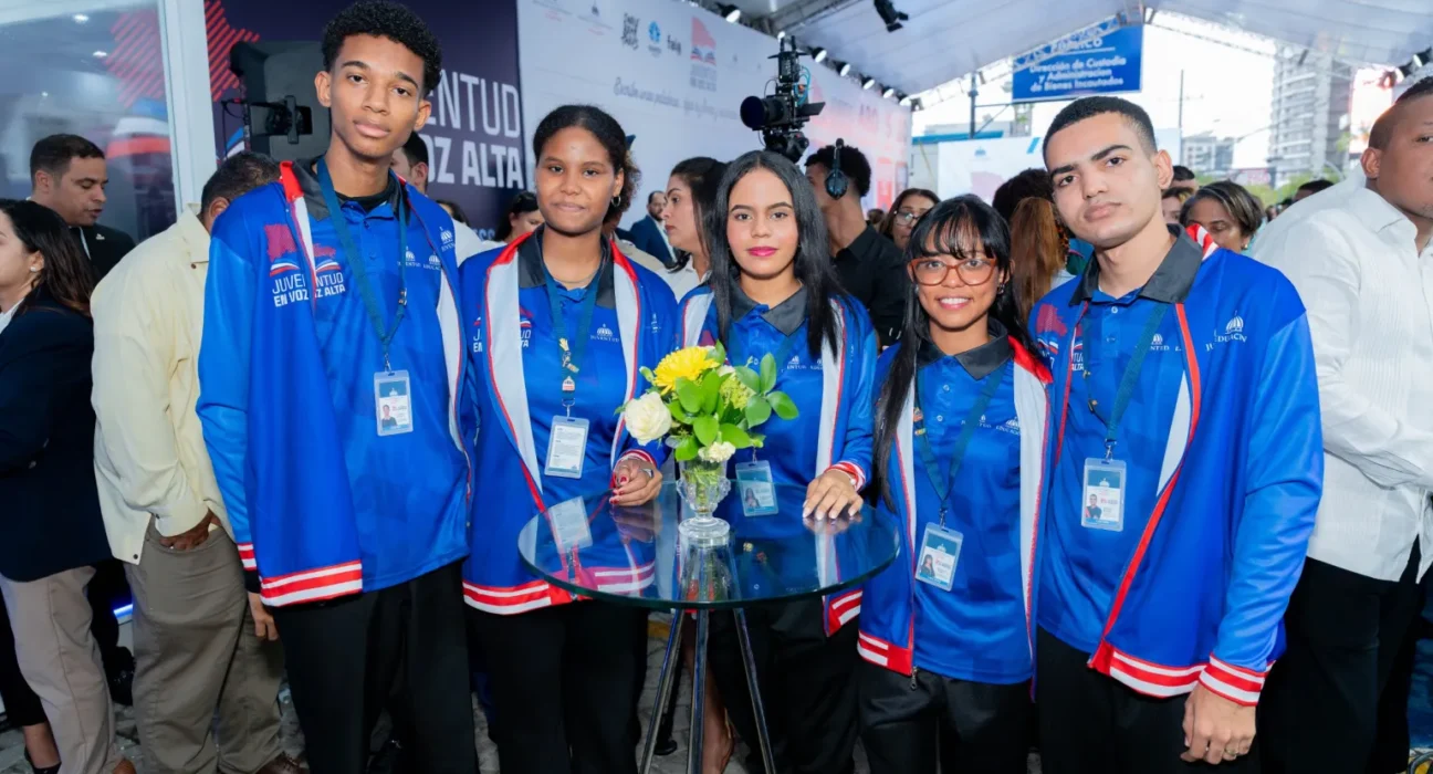 Cinco jóvenes dominicanos asumen el reto de recuperar un Récord Guinness de lectura en voz alta