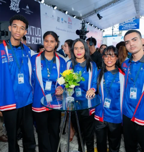 Cinco jóvenes dominicanos asumen el reto de recuperar un Récord Guinness de lectura en voz alta