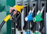 El petróleo sobrepasa los US$100 por barril: ¿Subirán los combustibles esta tarde en RD? En el Foco Economía. Cada subida de 10 dólares por barril de petróleo equivale, solamente por contenido petrolero, a unos 14 pesos por galón en República Dominicana. El petróleo volvió a colocarse por encima de los 100 dólares por barril, sin que aparezcan señales firmes de un acuerdo capaz de normalizar la navegación por el estrecho de Ormuz. La escalada representa una amenaza para la República Dominicana: eleva la factura de importación, obliga al Gobierno a ampliar los subsidios y añade presión sobre los precios, el transporte y el sistema eléctrico. El Brent, referencia para buena parte de las compras dominicanas, cerró ayer en 107.63 dólares, tras subir más de un 6 %. El West Texas Intermediate avanzó hasta 102.48 dólares. Ambos alcanzaron sus niveles más altos desde mayo y registraron el mayor incremento diario en casi dos meses. ¿Qué esperar para RD? La dimensión del impacto dominicano puede calcularse a partir de un consumo aproximado de 144,000 barriles diarios. Cada aumento de un dólar por barril representa una exposición adicional de unos 4.4 millones de dólares mensuales o 52.6 millones anuales. Un incremento de 10 dólares eleva potencialmente la cuenta en 43.8 millones de dólares al mes y 525.6 millones al año. El presupuesto del 2026 fue elaborado con una cotización del petróleo cercana a 65 dólares. La diferencia frente al Brent actual es de 42.63 dólares, equivalente a un aumento del 65.6 %. Si se aplicara proporcionalmente al consumo nacional durante 12 meses, la exposición adicional alcanzaría unos 2,240 millones de dólares, cerca de 131,000 millones de pesos a la tasa cambiaria utilizada por el Gobierno esta semana. No todo ese monto llegaría automáticamente a la factura. El país importa una combinación de crudo y derivados cuyos precios incluyen refinación, transporte, seguros y contratos pactados en momentos diferentes. Sin embargo, la estimación muestra la magnitud del riesgo si el petróleo permanece alrededor de los niveles actuales.