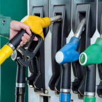 El petróleo sobrepasa los US$100 por barril: ¿Subirán los combustibles esta tarde en RD? En el Foco Economía. Cada subida de 10 dólares por barril de petróleo equivale, solamente por contenido petrolero, a unos 14 pesos por galón en República Dominicana. El petróleo volvió a colocarse por encima de los 100 dólares por barril, sin que aparezcan señales firmes de un acuerdo capaz de normalizar la navegación por el estrecho de Ormuz. La escalada representa una amenaza para la República Dominicana: eleva la factura de importación, obliga al Gobierno a ampliar los subsidios y añade presión sobre los precios, el transporte y el sistema eléctrico. El Brent, referencia para buena parte de las compras dominicanas, cerró ayer en 107.63 dólares, tras subir más de un 6 %. El West Texas Intermediate avanzó hasta 102.48 dólares. Ambos alcanzaron sus niveles más altos desde mayo y registraron el mayor incremento diario en casi dos meses. ¿Qué esperar para RD? La dimensión del impacto dominicano puede calcularse a partir de un consumo aproximado de 144,000 barriles diarios. Cada aumento de un dólar por barril representa una exposición adicional de unos 4.4 millones de dólares mensuales o 52.6 millones anuales. Un incremento de 10 dólares eleva potencialmente la cuenta en 43.8 millones de dólares al mes y 525.6 millones al año. El presupuesto del 2026 fue elaborado con una cotización del petróleo cercana a 65 dólares. La diferencia frente al Brent actual es de 42.63 dólares, equivalente a un aumento del 65.6 %. Si se aplicara proporcionalmente al consumo nacional durante 12 meses, la exposición adicional alcanzaría unos 2,240 millones de dólares, cerca de 131,000 millones de pesos a la tasa cambiaria utilizada por el Gobierno esta semana. No todo ese monto llegaría automáticamente a la factura. El país importa una combinación de crudo y derivados cuyos precios incluyen refinación, transporte, seguros y contratos pactados en momentos diferentes. Sin embargo, la estimación muestra la magnitud del riesgo si el petróleo permanece alrededor de los niveles actuales.