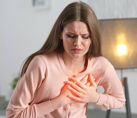 5 síntomas de enfermedad cardíaca que las mujeres pueden confundir con estrés, indigestión o menopausia