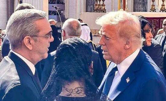 El presidente de Estados Unidos, Donald Trump, destacó este miércoles la labor de la embajadora estadounidense en República Dominicana, Leah Campos, durante la celebración del Mes de la Herencia Hispana en la Casa Blanca. Al referirse a Campos durante el evento, Trump aseguró que la diplomática está realizando un buen trabajo y reveló que incluso consultó al presidente dominicano, Luis Abinader, sobre su desempeño.