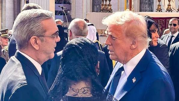 El presidente de Estados Unidos, Donald Trump, destacó este miércoles la labor de la embajadora estadounidense en República Dominicana, Leah Campos, durante la celebración del Mes de la Herencia Hispana en la Casa Blanca. Al referirse a Campos durante el evento, Trump aseguró que la diplomática está realizando un buen trabajo y reveló que incluso consultó al presidente dominicano, Luis Abinader, sobre su desempeño.