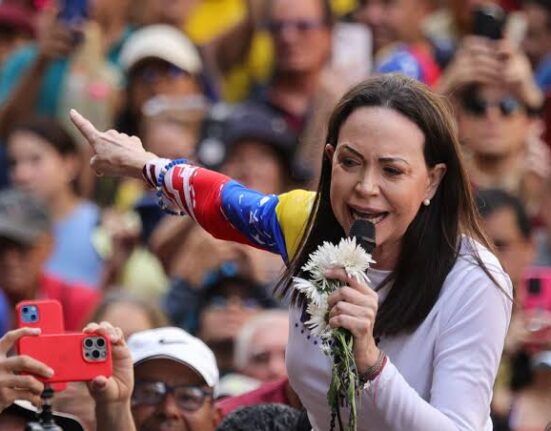 Venezuela: Manifestantes piden la vuelta de la Nobel de la Paz María Corina Machado al país