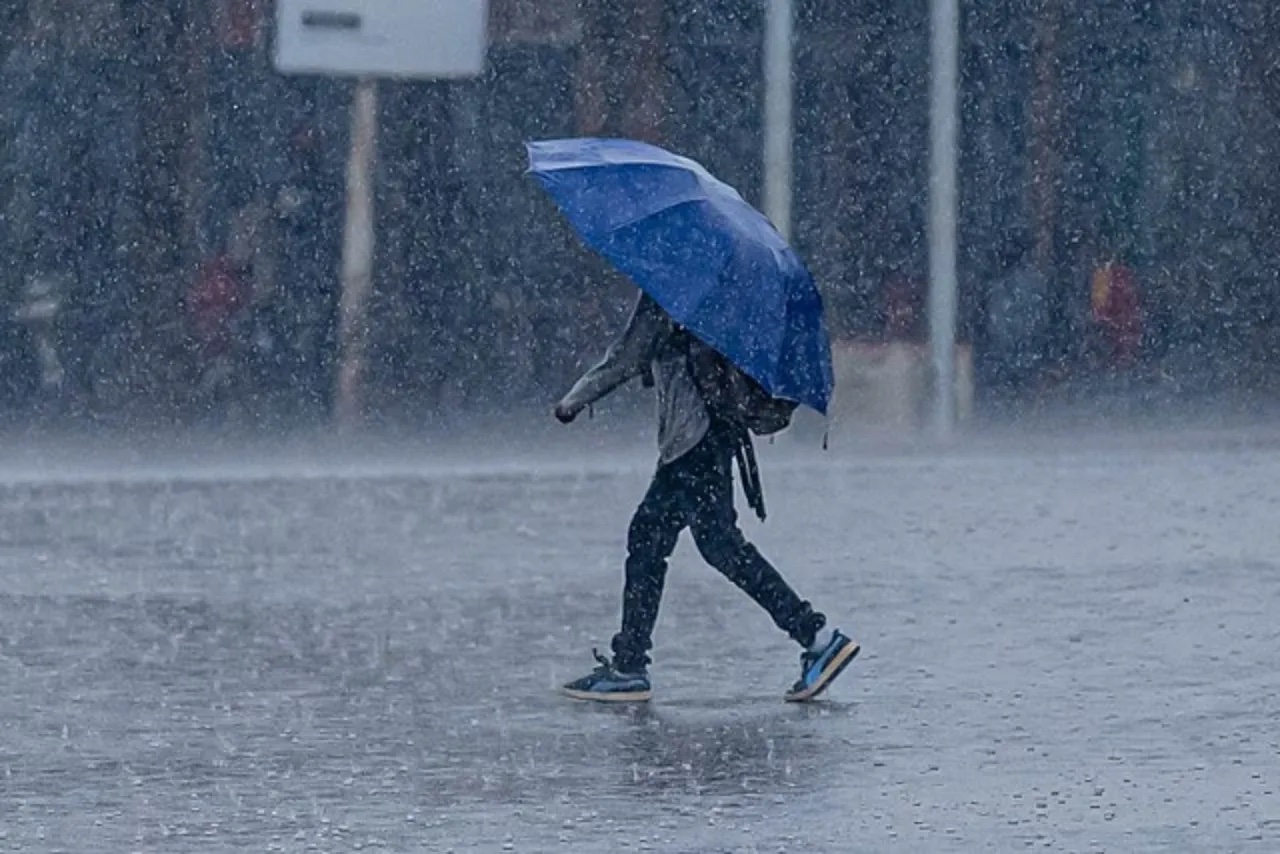 Vaguada provocará aguaceros y tormentas eléctricas esta tarde, según Indomet