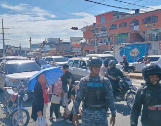 Hombre choca a una mujer y luego hiere de un disparo a motorista en Santo Domingo Este