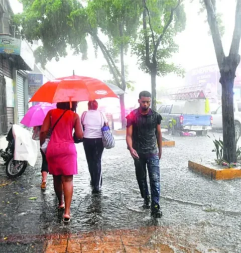 Vaguada y onda tropical provocarán lluvias en varias provincias este miércoles; el calor continuará