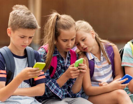 La UE propone prohibir las redes sociales a los menores de edad