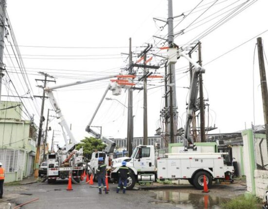 Residentes de numerosos sectores del Distrito Nacional y Santo Domingo Este podrían permanecer hasta nueve horas sin electricidad este martes 20 de octubre, debido a las intervenciones técnicas programadas por la Empresa Distribuidora de Electricidad del Este (Edeeste). Los trabajos comenzarán a las 9:20 de la mañana y, en algunos circuitos, se extenderán hasta las 6:20 de la tarde, según los avisos publicados por la distribuidora. La programación comprende 12 intervenciones en diferentes circuitos eléctricos, con períodos de suspensión previstos de siete, ocho y hasta nueve horas. Entre las comunidades afectadas figuran Ensanche Luperón, Mejoramiento Social, Villa María, Guachupita, Alma Rosa, Los Mina, Cancino, Villa Faro, San Isidro, Los Tres Ojos y La Isabelita.