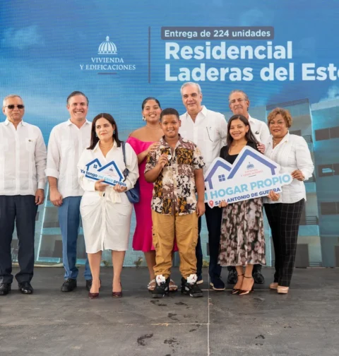 Abinader entrega 224 nuevos apartamentos que beneficiarán a más de 800 personas en San Antonio de Guerra