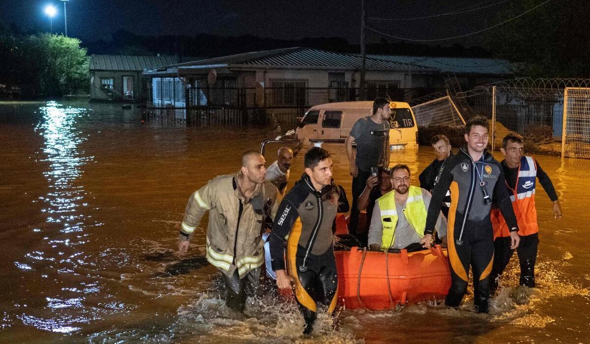 Fuertes lluvias provocan inundaciones en Estambul y dejan un adolescente muerto