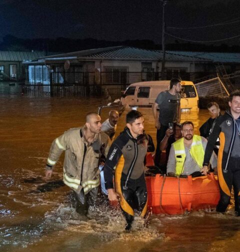 Fuertes lluvias provocan inundaciones en Estambul y dejan un adolescente muerto