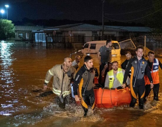 Fuertes lluvias provocan inundaciones en Estambul y dejan un adolescente muerto