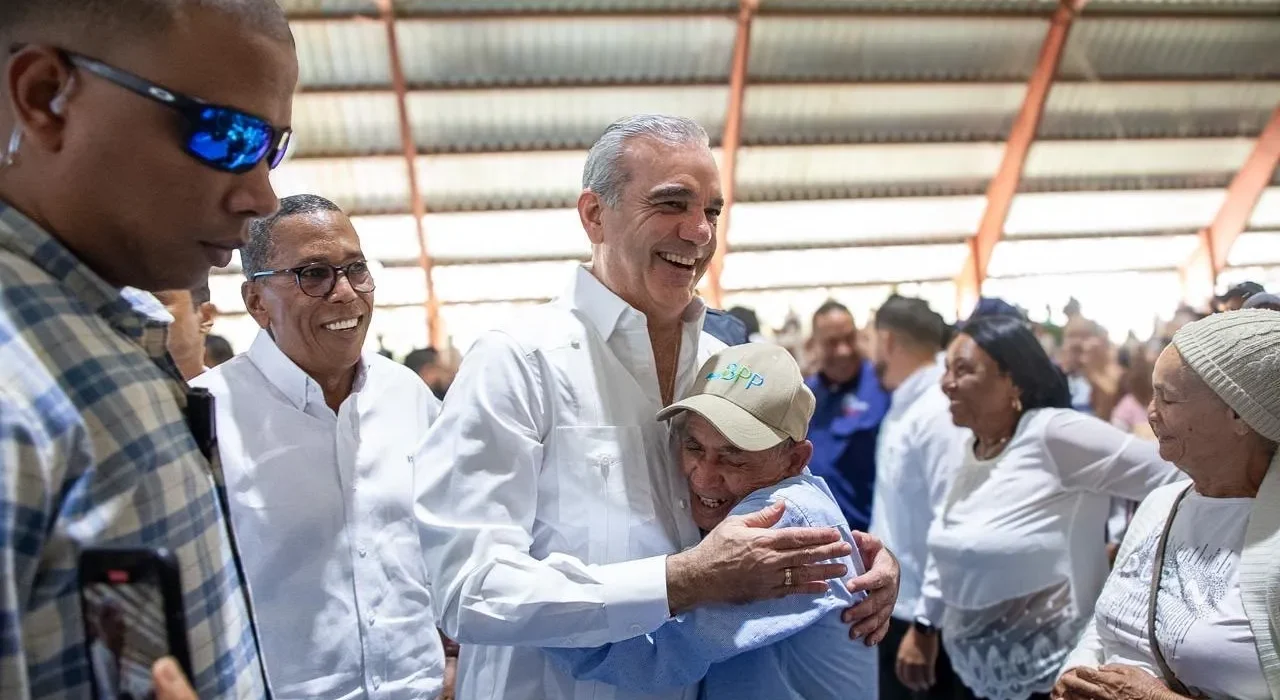 Presidente Abinader lanza iniciativa social “Fogones por Estufas” que se reproducirá en las zonas montañosas del país a través de DASAC