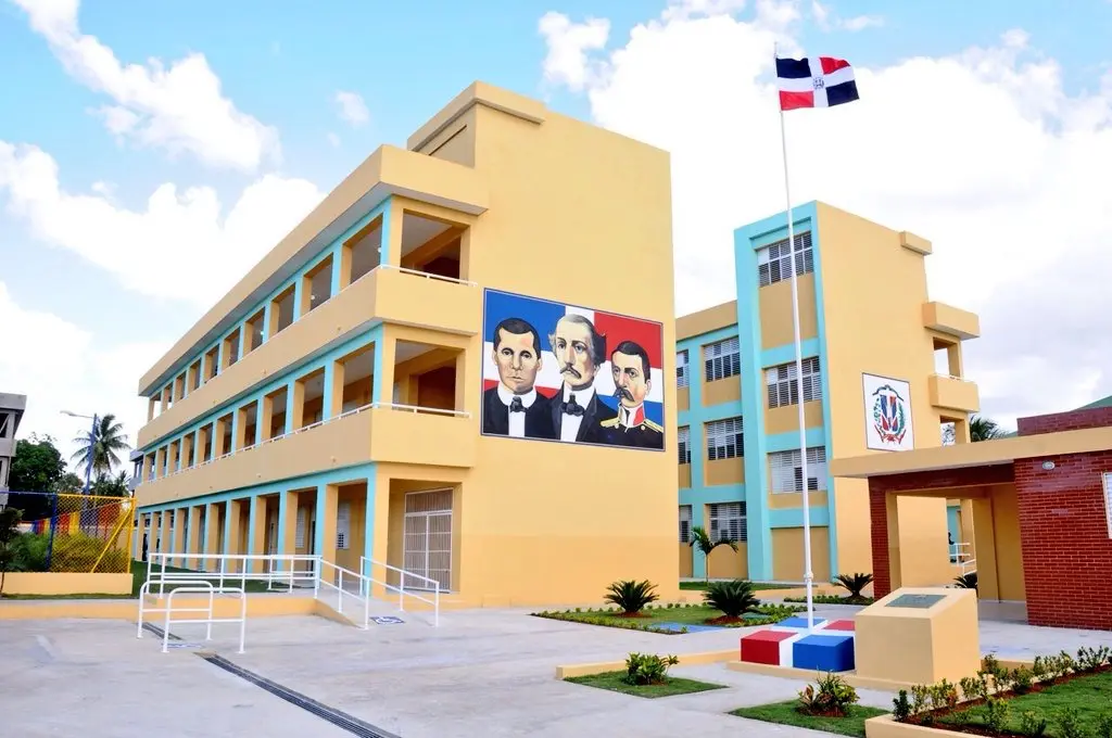 Minerd suspende clases este martes en escuelas de zonas vulnerables de provincias en alerta amarilla