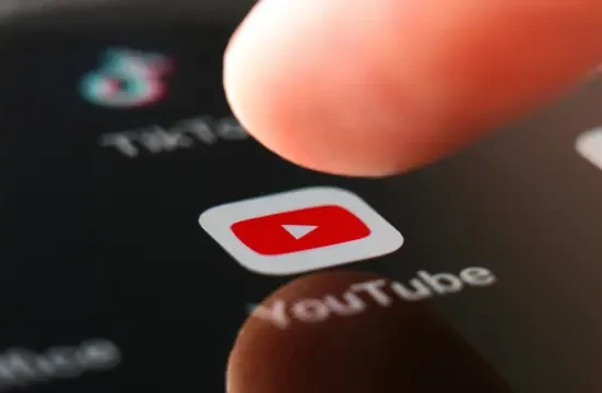Así es la función de YouTube para comprar productos de videos en tiempo real