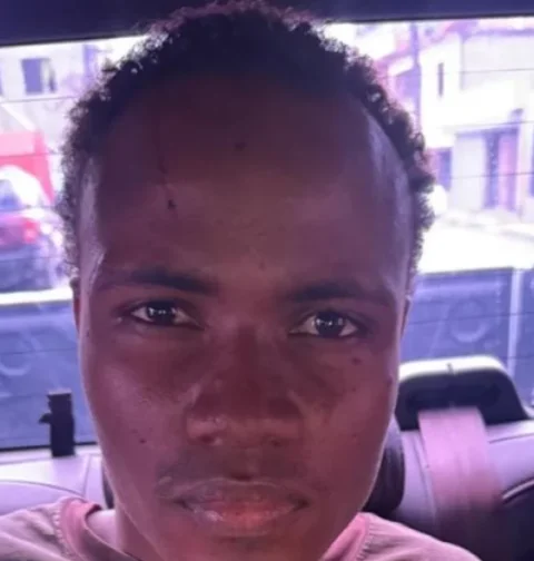 ¡Horrendo! Decapitan hombre de 68 años en Villa Mella En el Foco Nacional. Un hombre de 68 años fue decapitado la mañana de este viernes en la comunidad Mata San Juan, en Villa Mella, Santo Domingo Norte, por un hecho por el que la Policía Nacional apresó a un hombre de 27 años. La víctima fue identificada como Juan José Almánzar, mientras que el detenido es Nelfi Martínez, señalado como presunto responsable del hecho. El accidente se produjo durante las primeras horas de la mañana de este viernes en la avenida Circunvalación de Santo Domingo. Según informó la Policía Nacional, Martínez fue apresado en flagrante delito poco después de ocurrido el suceso, gracias a la rápida intervención de los agentes policiales. Miembros de la Subdirección de Investigación (DICRIM) profundizan las pesquisas para esclarecer las circunstancias en que ocurrió el hecho y establecer las responsabilidades correspondientes.