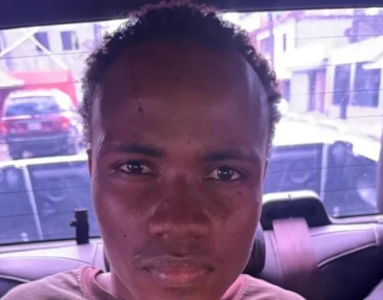 ¡Horrendo! Decapitan hombre de 68 años en Villa Mella En el Foco Nacional. Un hombre de 68 años fue decapitado la mañana de este viernes en la comunidad Mata San Juan, en Villa Mella, Santo Domingo Norte, por un hecho por el que la Policía Nacional apresó a un hombre de 27 años. La víctima fue identificada como Juan José Almánzar, mientras que el detenido es Nelfi Martínez, señalado como presunto responsable del hecho. El accidente se produjo durante las primeras horas de la mañana de este viernes en la avenida Circunvalación de Santo Domingo. Según informó la Policía Nacional, Martínez fue apresado en flagrante delito poco después de ocurrido el suceso, gracias a la rápida intervención de los agentes policiales. Miembros de la Subdirección de Investigación (DICRIM) profundizan las pesquisas para esclarecer las circunstancias en que ocurrió el hecho y establecer las responsabilidades correspondientes.