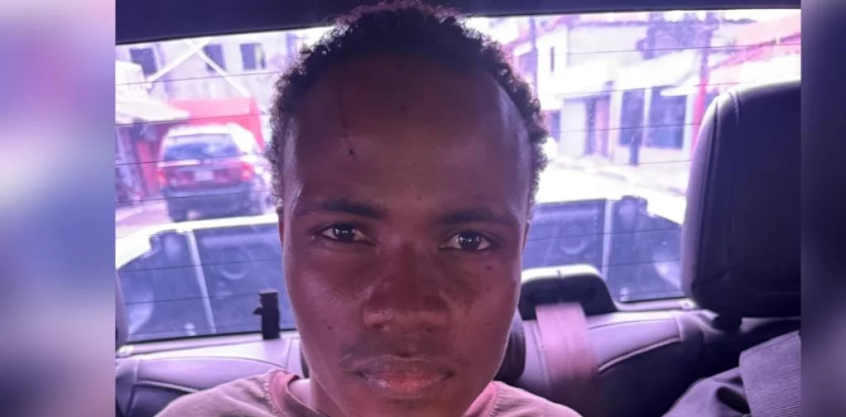 ¡Horrendo! Decapitan hombre de 68 años en Villa Mella En el Foco Nacional. Un hombre de 68 años fue decapitado la mañana de este viernes en la comunidad Mata San Juan, en Villa Mella, Santo Domingo Norte, por un hecho por el que la Policía Nacional apresó a un hombre de 27 años. La víctima fue identificada como Juan José Almánzar, mientras que el detenido es Nelfi Martínez, señalado como presunto responsable del hecho. El accidente se produjo durante las primeras horas de la mañana de este viernes en la avenida Circunvalación de Santo Domingo. Según informó la Policía Nacional, Martínez fue apresado en flagrante delito poco después de ocurrido el suceso, gracias a la rápida intervención de los agentes policiales. Miembros de la Subdirección de Investigación (DICRIM) profundizan las pesquisas para esclarecer las circunstancias en que ocurrió el hecho y establecer las responsabilidades correspondientes.