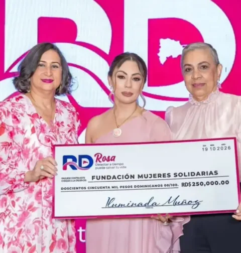 Comunicadora dona 500 mil pesos a dos fundaciones en apoyo a la lucha contra el cáncer