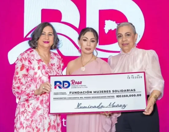 Comunicadora dona 500 mil pesos a dos fundaciones en apoyo a la lucha contra el cáncer