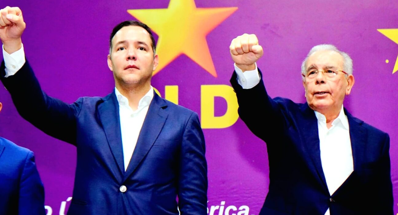 PLD juramenta a nuevos miembros en Puerto Plata En el Foco Política. La provincia Puerto Plata se prepara para participar en la asamblea que organiza el Partido de la Liberación Dominicana (PLD) allí en la que serán juramentados miles de nuevos miembros y otros tanto que regresan a la organización acogiéndose al programa “De Vuelta a Casa” El Comité Provincial del PLD confirmó la convocatoria a la actividad programada para desarrollarse en el Polideportivo del municipio cabecera, San Felipe de Puerto Plata, a partir de las diez de la mañana del domingo 25 de octubre. El expresidente de la República, Danilo Medina, presidente del PLD, y Johnny Pujols, secretario general, acompañados de las direcciones provincial y municipal, junto a una representación del Comité Político, encabezarán la actividad, en la que ingresarán de manera oficial al PLD, miles de nuevos miembros. Asambleas y reuniones en los diferentes municipios, distritos municipales y bloques de Comités Intermedios han antecedido el encuentro, motivando a los miembros y simpatizantes del PLD a asumir con entusiasmo la participación en la jornada. La juramentación de los nuevos miembros estará a cargo del expresidente de la República, Danilo Medina, presidente del PLD, también con el encargo de pronunciar las palabras centrales del acto, completadas con intervenciones de los miembros de la dirección local peledeísta. Esta asamblea forma parte del programa nacional de asambleas provinciales del PLD para validar estructuras, reorganizar comités de base y fortalecer la presencia del partido con miras a las elecciones de 2028.
