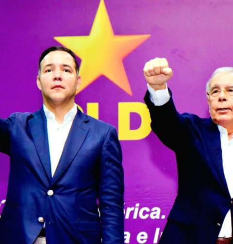 PLD juramenta a nuevos miembros en Puerto Plata En el Foco Política. La provincia Puerto Plata se prepara para participar en la asamblea que organiza el Partido de la Liberación Dominicana (PLD) allí en la que serán juramentados miles de nuevos miembros y otros tanto que regresan a la organización acogiéndose al programa “De Vuelta a Casa” El Comité Provincial del PLD confirmó la convocatoria a la actividad programada para desarrollarse en el Polideportivo del municipio cabecera, San Felipe de Puerto Plata, a partir de las diez de la mañana del domingo 25 de octubre. El expresidente de la República, Danilo Medina, presidente del PLD, y Johnny Pujols, secretario general, acompañados de las direcciones provincial y municipal, junto a una representación del Comité Político, encabezarán la actividad, en la que ingresarán de manera oficial al PLD, miles de nuevos miembros. Asambleas y reuniones en los diferentes municipios, distritos municipales y bloques de Comités Intermedios han antecedido el encuentro, motivando a los miembros y simpatizantes del PLD a asumir con entusiasmo la participación en la jornada. La juramentación de los nuevos miembros estará a cargo del expresidente de la República, Danilo Medina, presidente del PLD, también con el encargo de pronunciar las palabras centrales del acto, completadas con intervenciones de los miembros de la dirección local peledeísta. Esta asamblea forma parte del programa nacional de asambleas provinciales del PLD para validar estructuras, reorganizar comités de base y fortalecer la presencia del partido con miras a las elecciones de 2028.